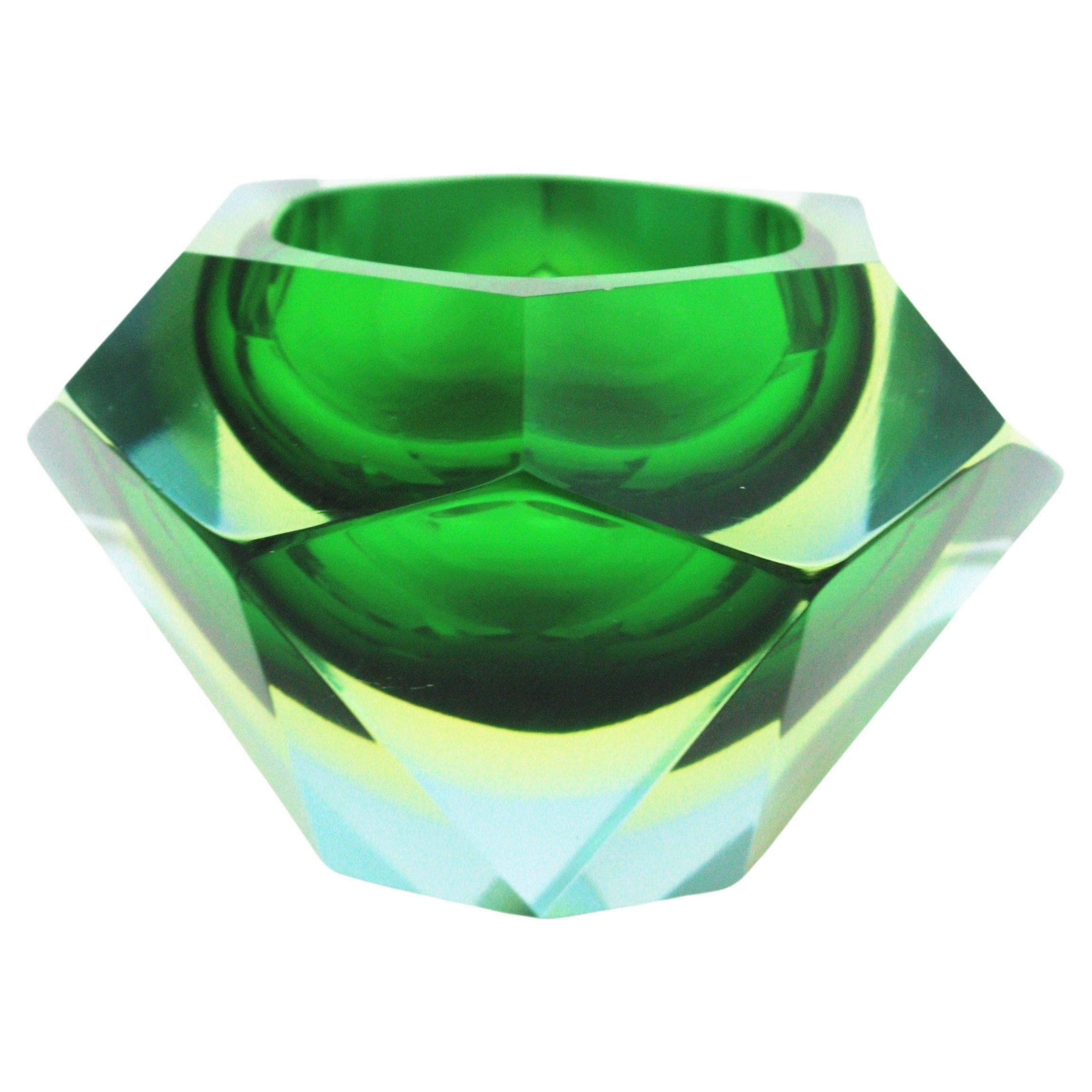 Facetté Flavio Poli Murano Green Yellow Sommerso Faceted Art Glass Bowl (bol en verre d'art à facettes) en vente