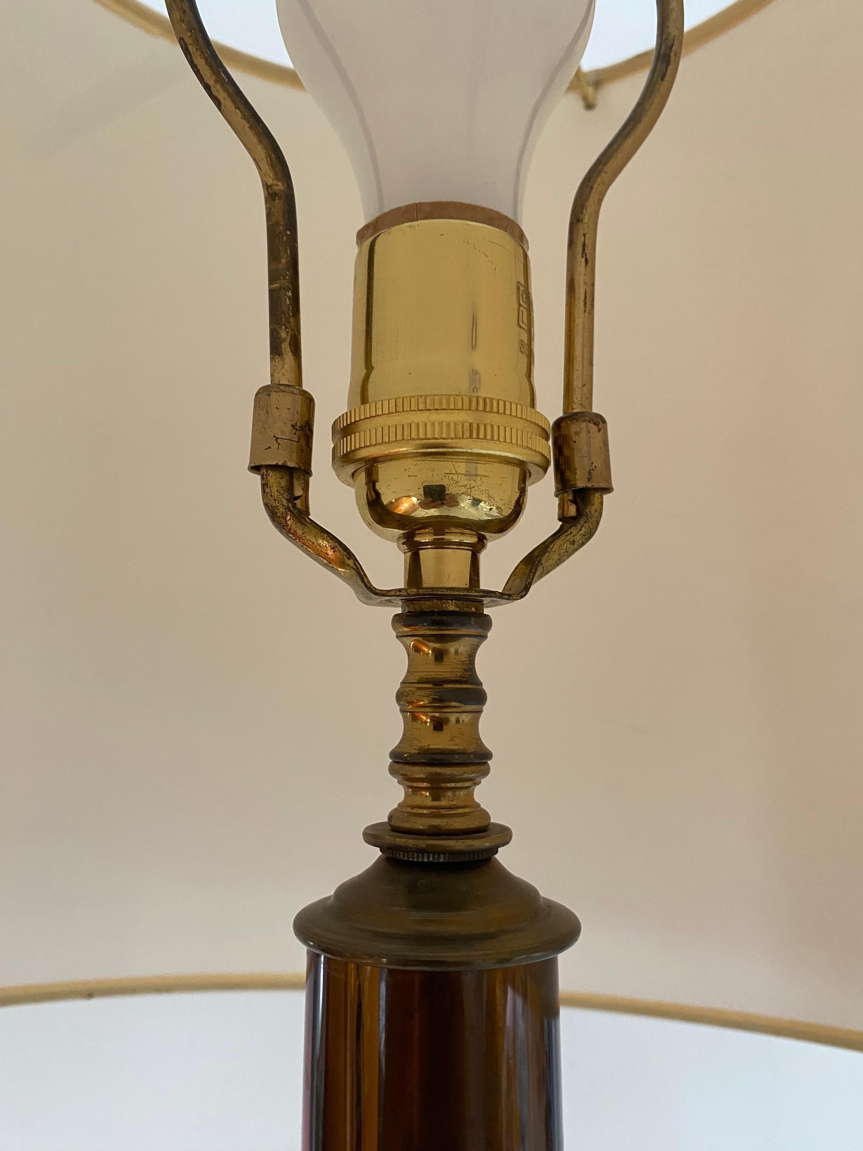 Seltene Form einer doppelten Kürbis-Tischlampe, entworfen von Flavio Poli und hergestellt von Seguso, Murano. Schöne Sommerso-Technik mit gelben - roten - bronzenen Glasschichten.

Klassische Tischleuchte für Übergangsinterieurs.

