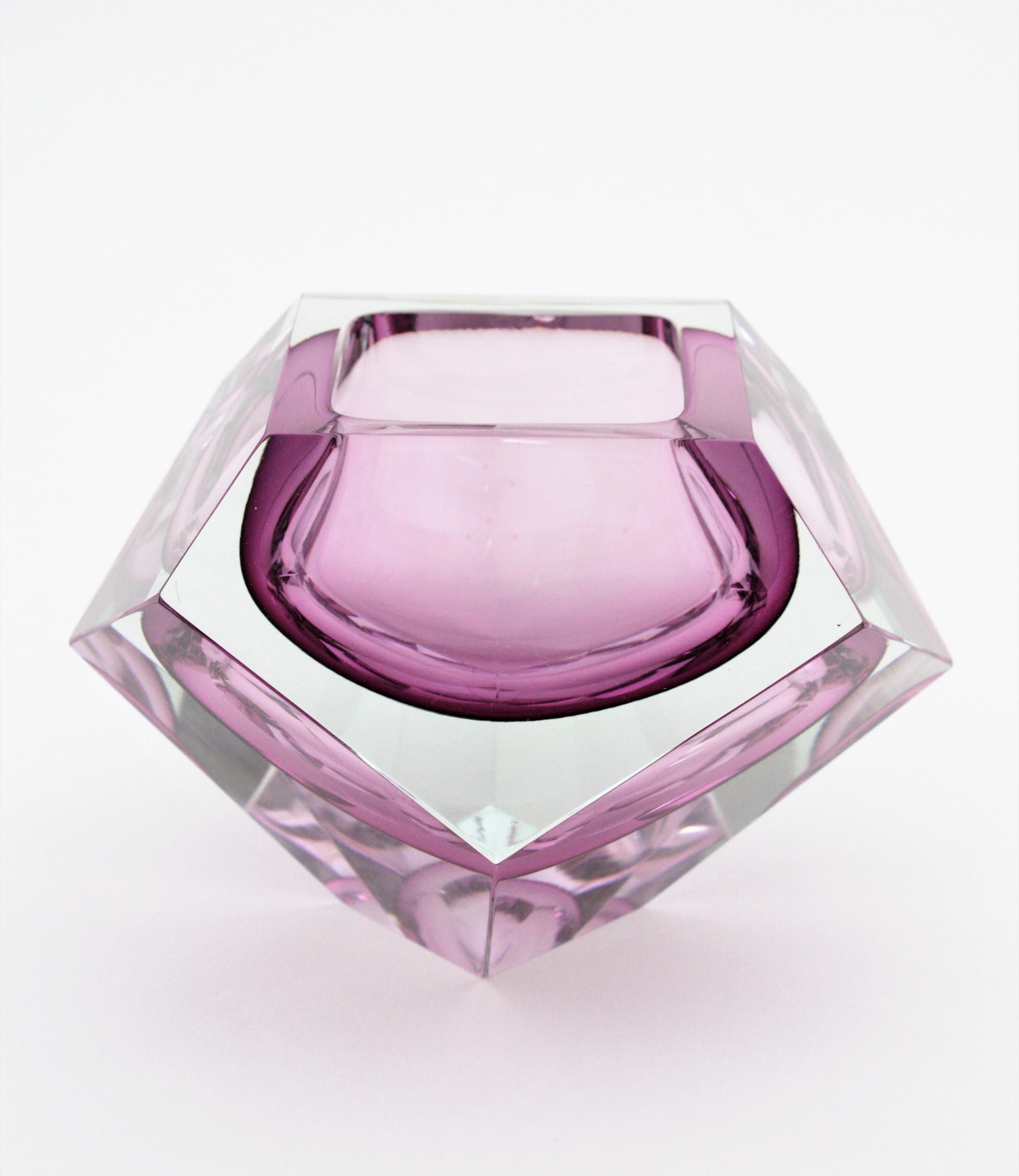 Flavio Poli Murano Lavendel Sommerso Facettierte Riesige Kunstglasschale (Handgefertigt) im Angebot