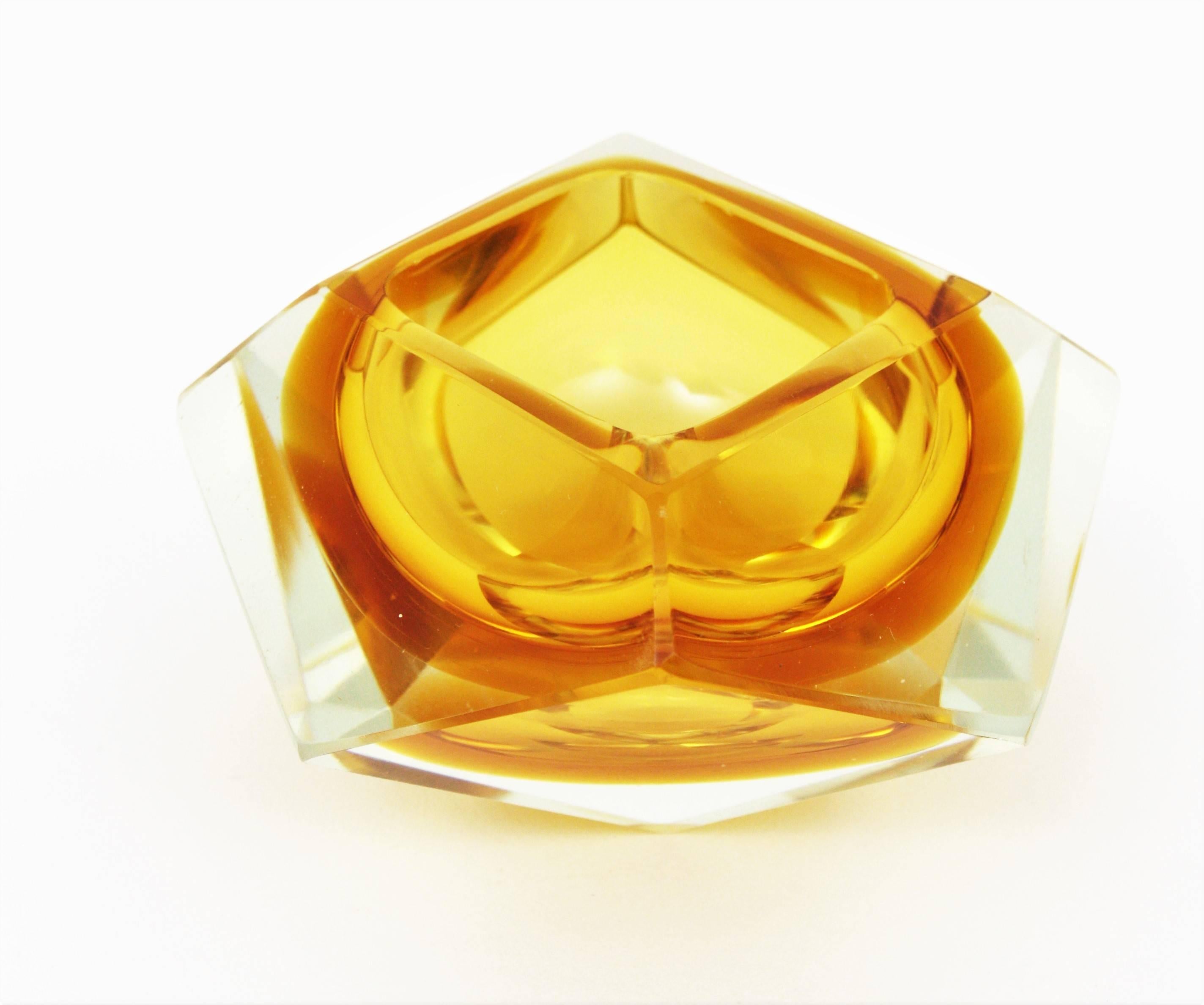 Eye-catching colorful yellow-orange giant sized Sommerso faceted Murano glass bowl attributed to Flavio Poli, Italy, 1950s.
Yellow and orange glass cased into clear glass and a highly decorative eight faced geometric design.
Useful as candy bowl,