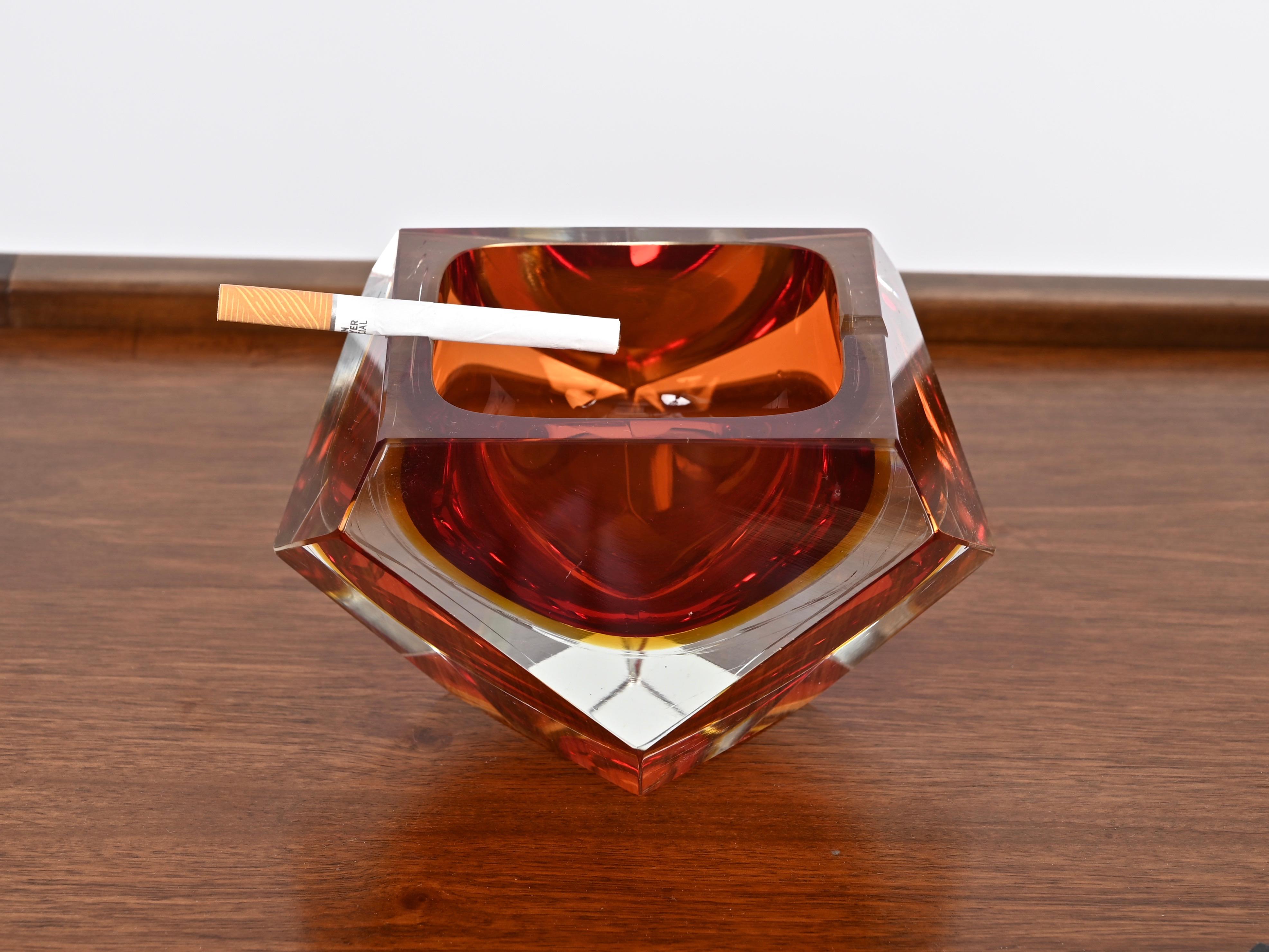 Flavio Poli Murano Roter Sommerso-Aschenbecher aus facettiertem Glas, Italien 1960er Jahre (Italienisch) im Angebot
