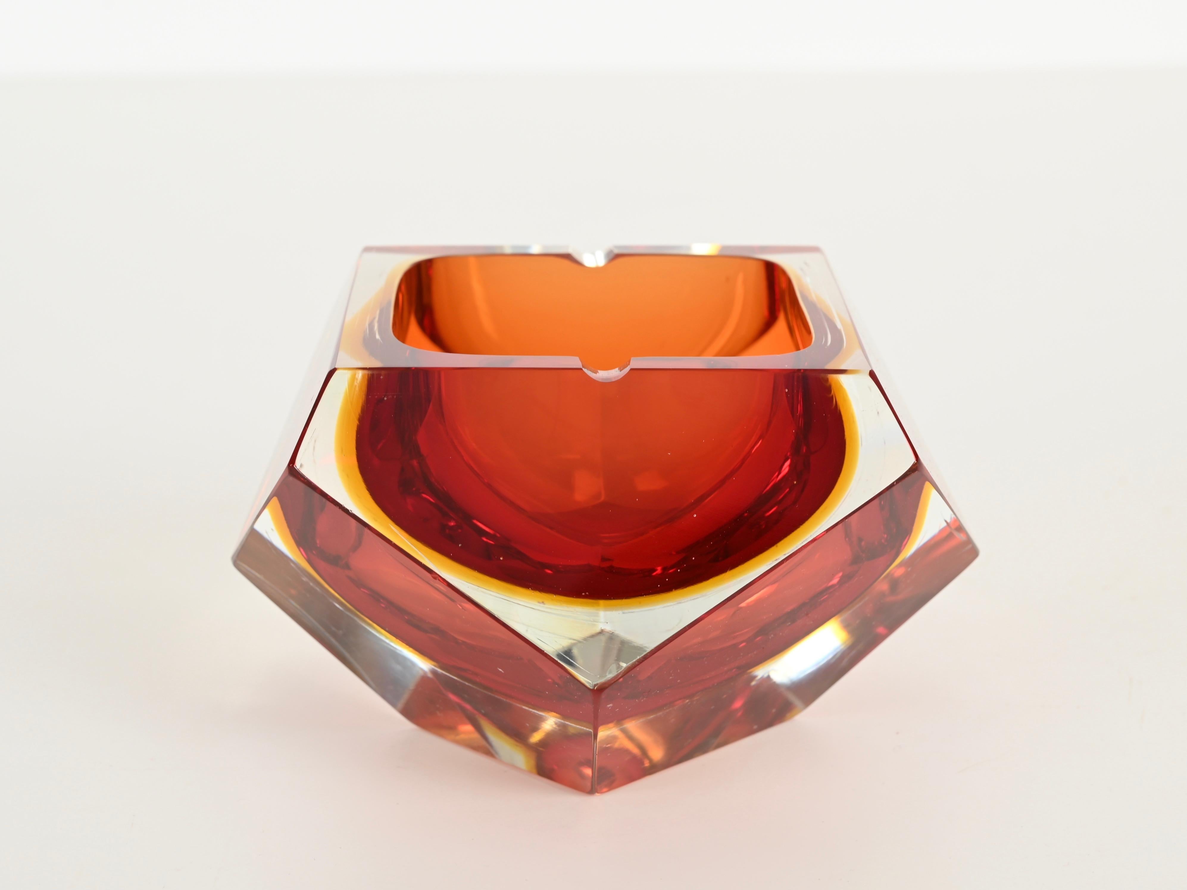 Flavio Poli Murano Roter Sommerso-Aschenbecher aus facettiertem Glas, Italien 1960er Jahre (Handgefertigt) im Angebot