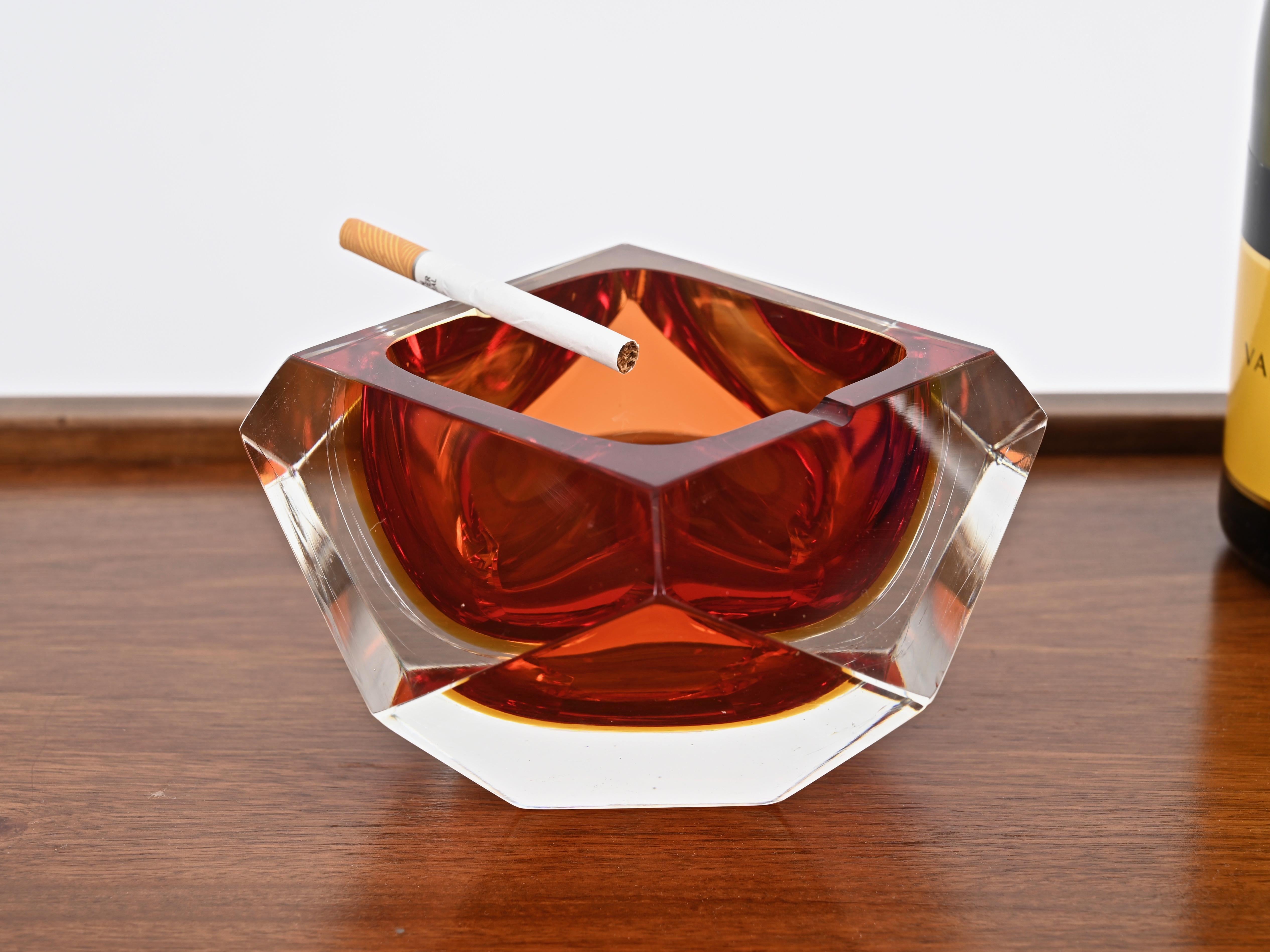Flavio Poli Murano Roter Sommerso-Aschenbecher aus facettiertem Glas, Italien 1960er Jahre im Zustand „Gut“ im Angebot in Roma, IT
