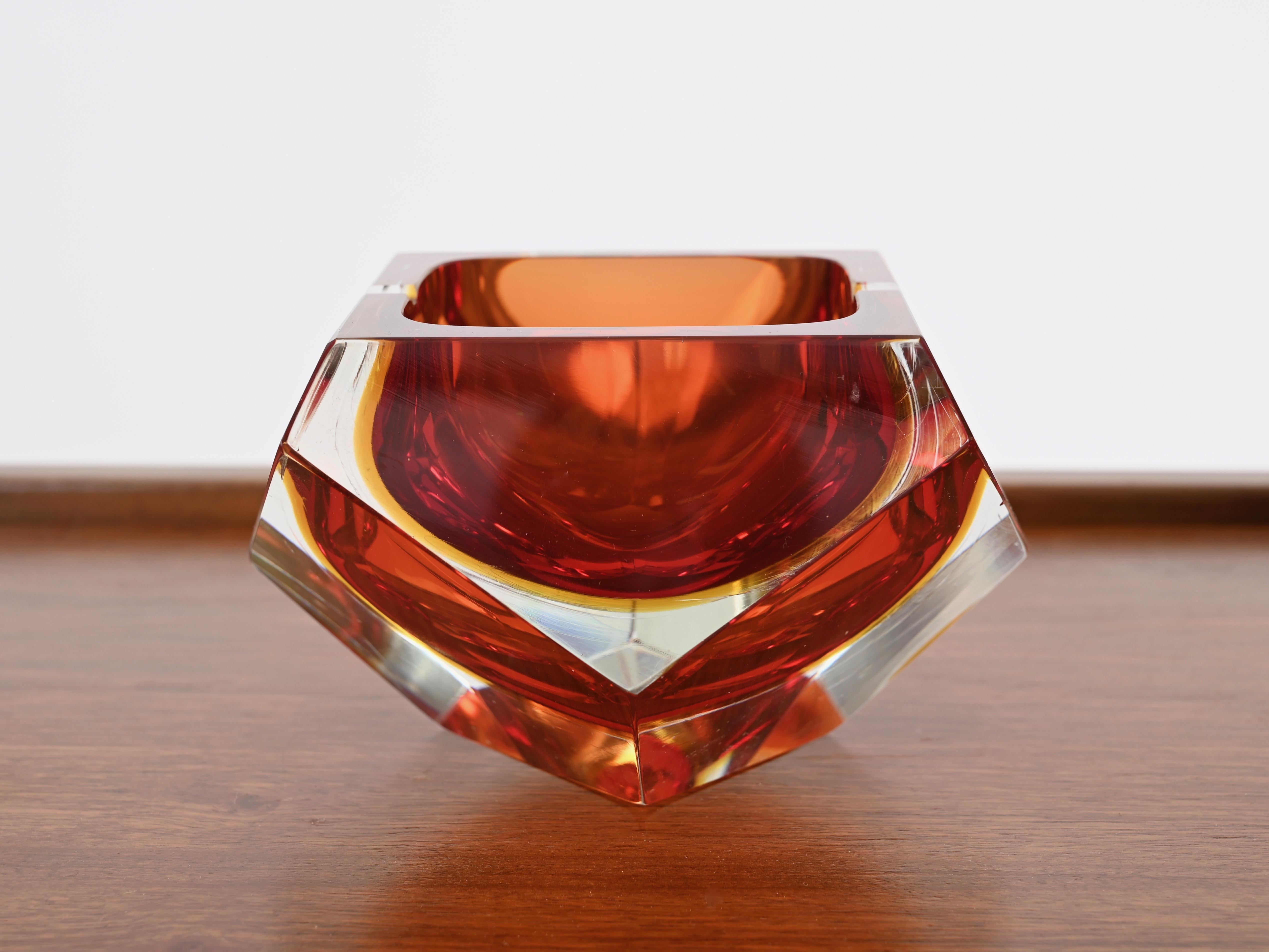Flavio Poli Murano Roter Sommerso-Aschenbecher aus facettiertem Glas, Italien 1960er Jahre im Angebot 1