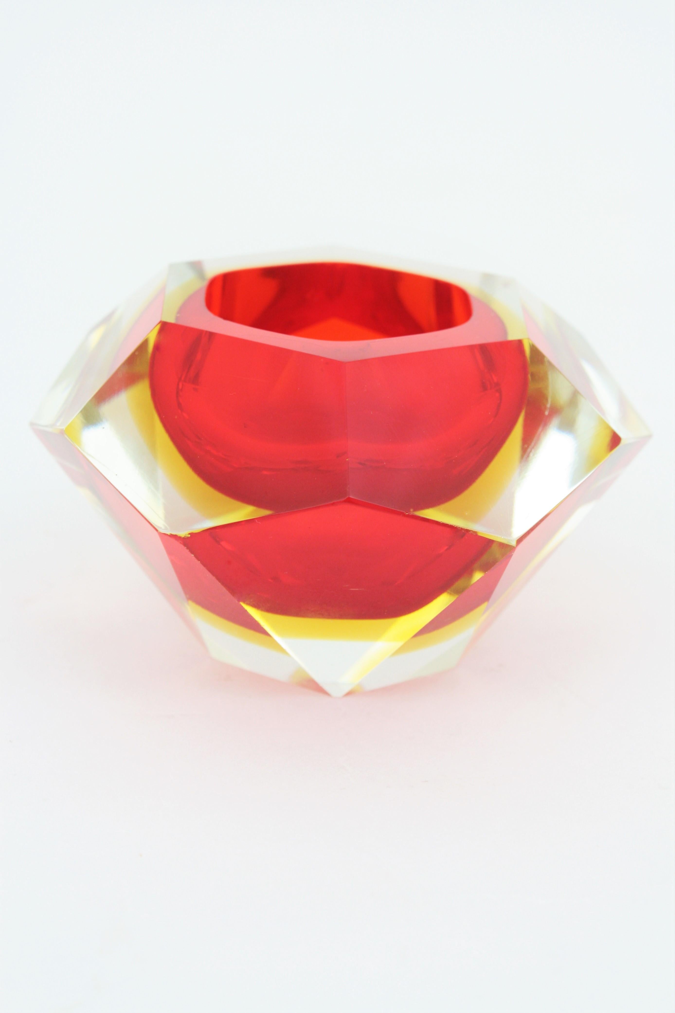 Flavio Poli Murano Red, Yellow and Clear Faceted Glass Diamond Bowl or Ashtray In Good Condition For Sale In Barcelona, ES
