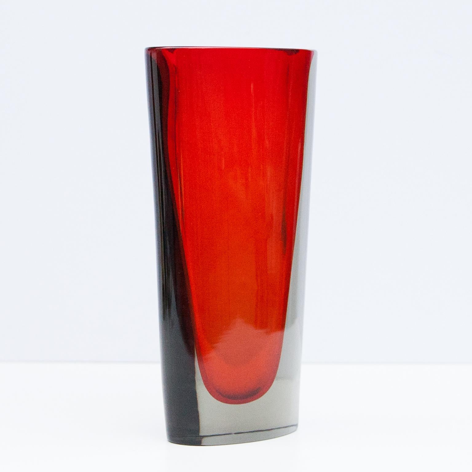 Murano-Vase aus rotem und klarem Murano-Glas, entworfen von Flavio Poli für Seguso, Italien 1960er Jahre.

