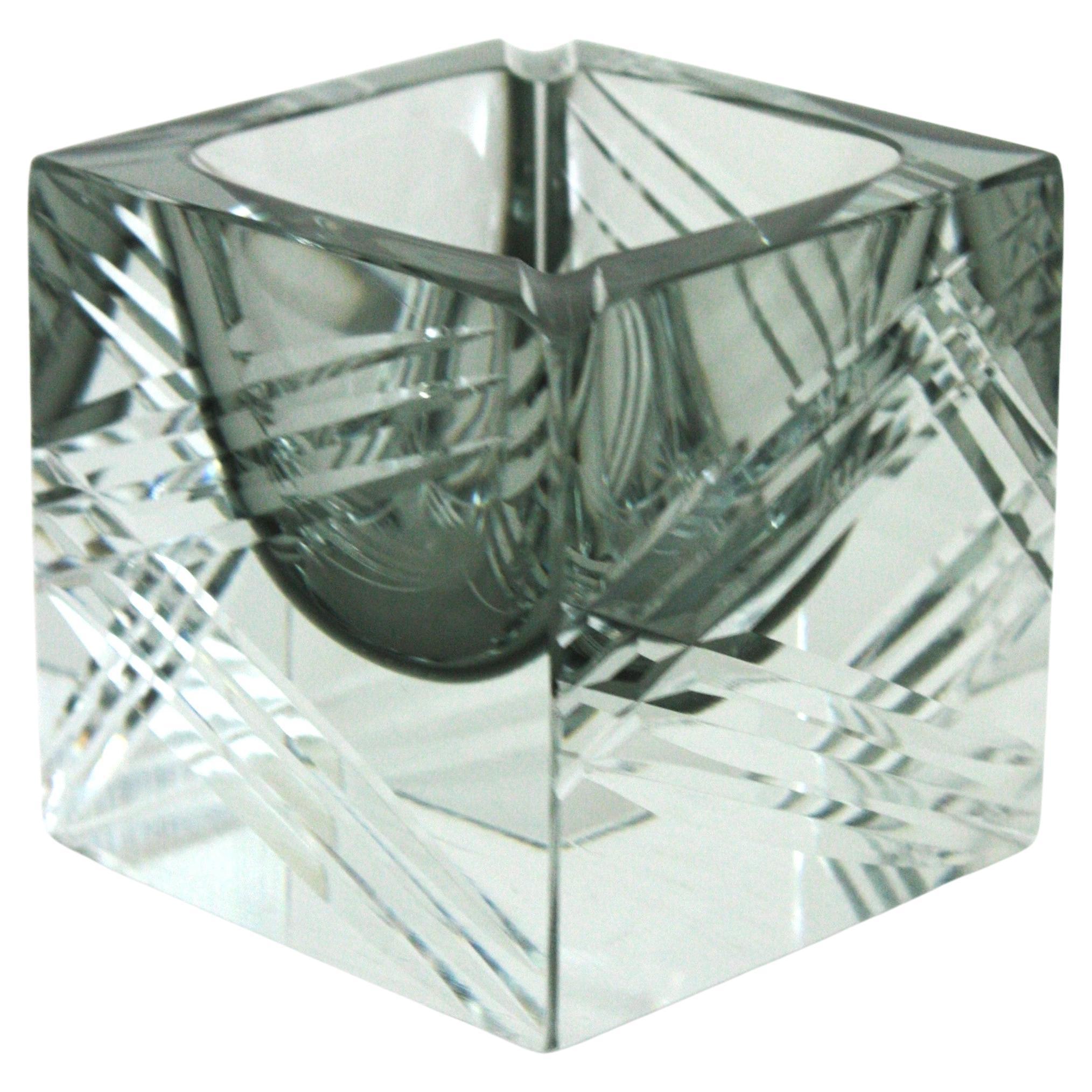 Facettierter sommerso Aschenbecher aus rauchgrauem und klarem Kunstglas. Wird Flavio Poli für Seguso zugeschrieben. Italien, 1960er Jahre.
Graues Glas, das mit der Sommerso-Technik in klares Glas getaucht wird.
Wunderschön verziert mit