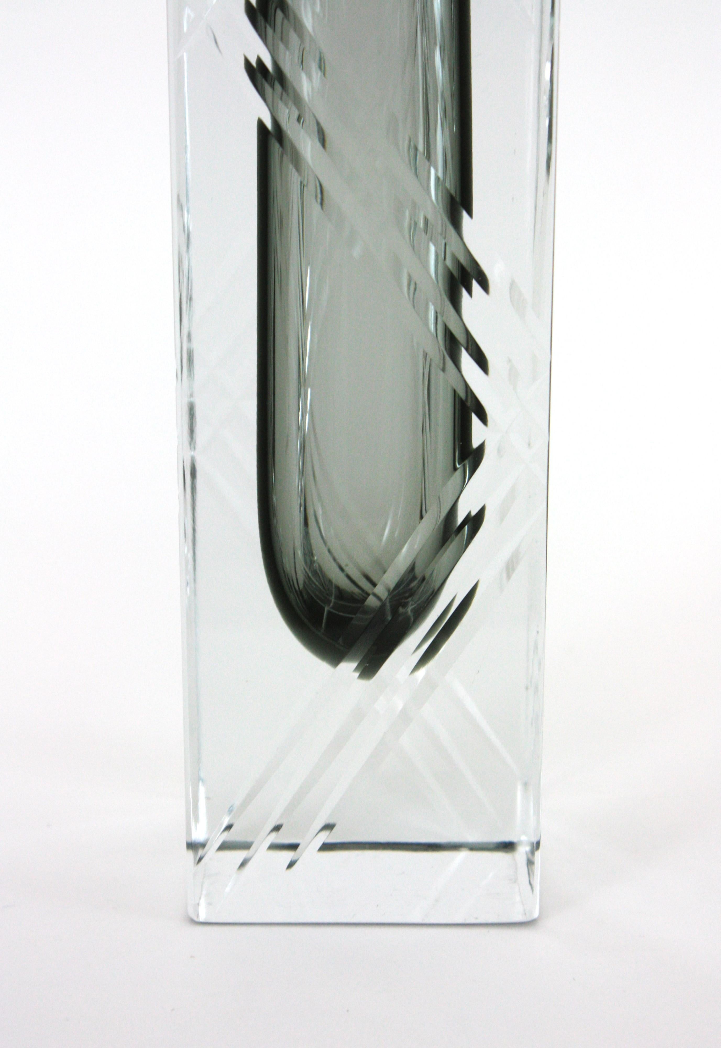 Flavio Poli Murano Sommerso, vase en verre d'art gris à facettes avec rayures gravées en vente 3