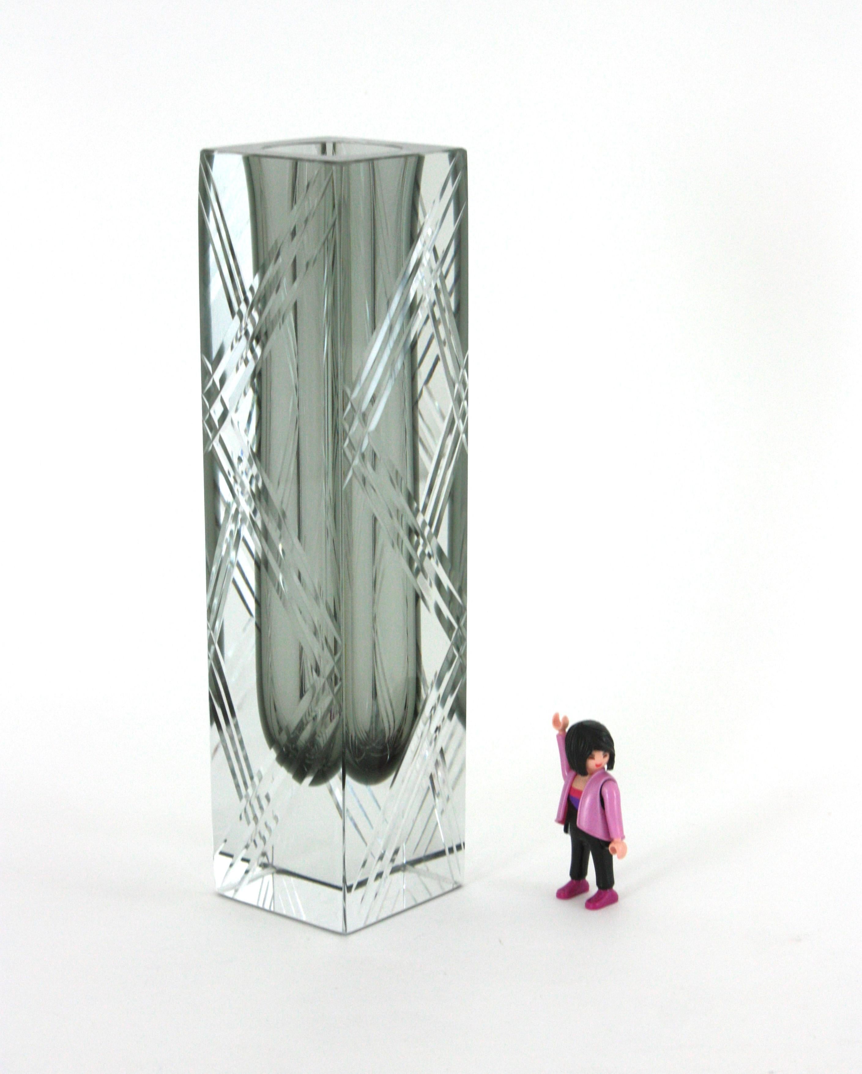 Monumental vase XXL en verre d'art sommerso facetté, gris fumée et transparent. Attribué à Flavio Poli pour Seguso. Italie, années 1960.
Verre gris immergé dans du verre clair selon la technique Sommerso.
Magnifiquement orné de bandes de verre