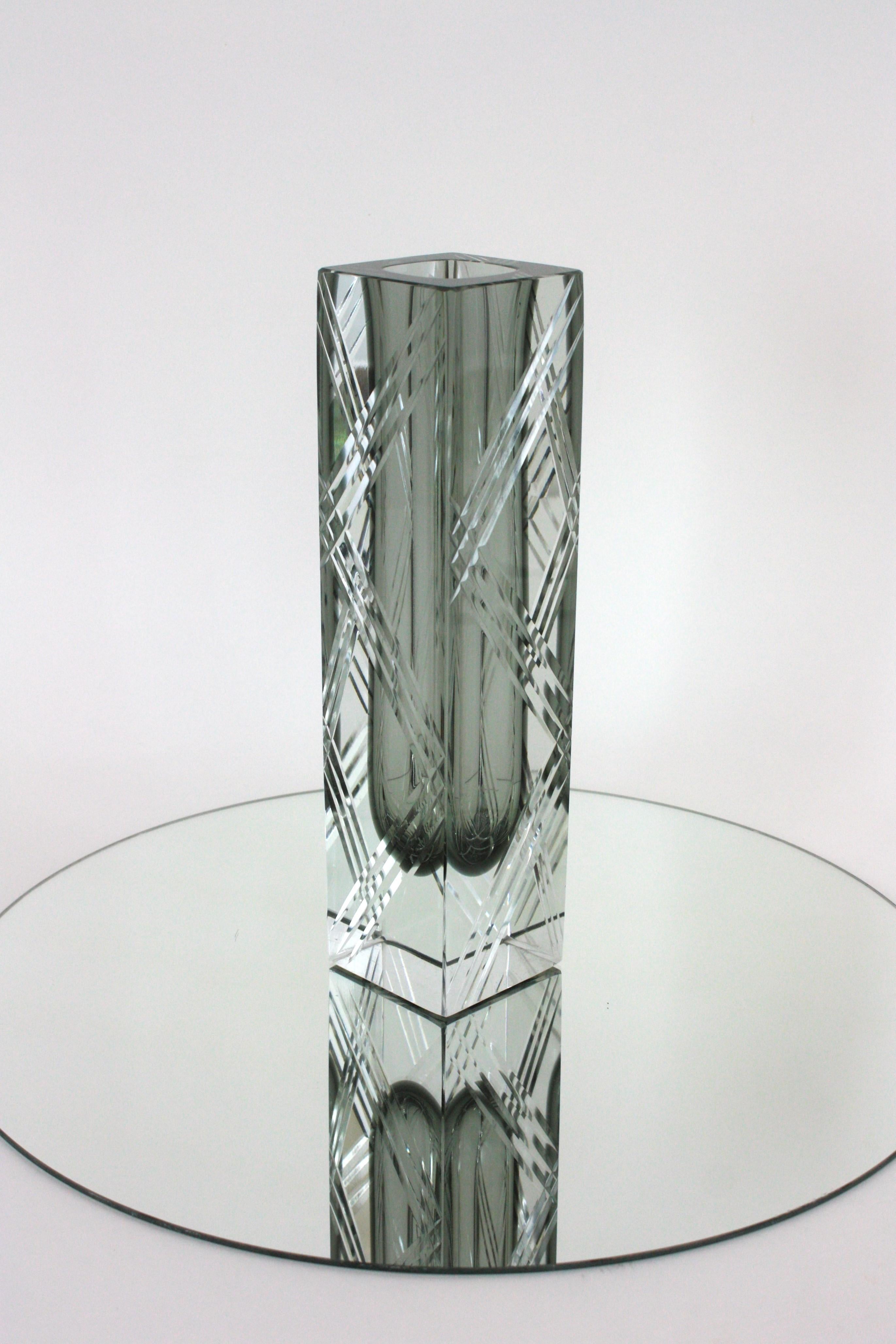 Mid-Century Modern Flavio Poli Murano Sommerso, vase en verre d'art gris à facettes avec rayures gravées en vente
