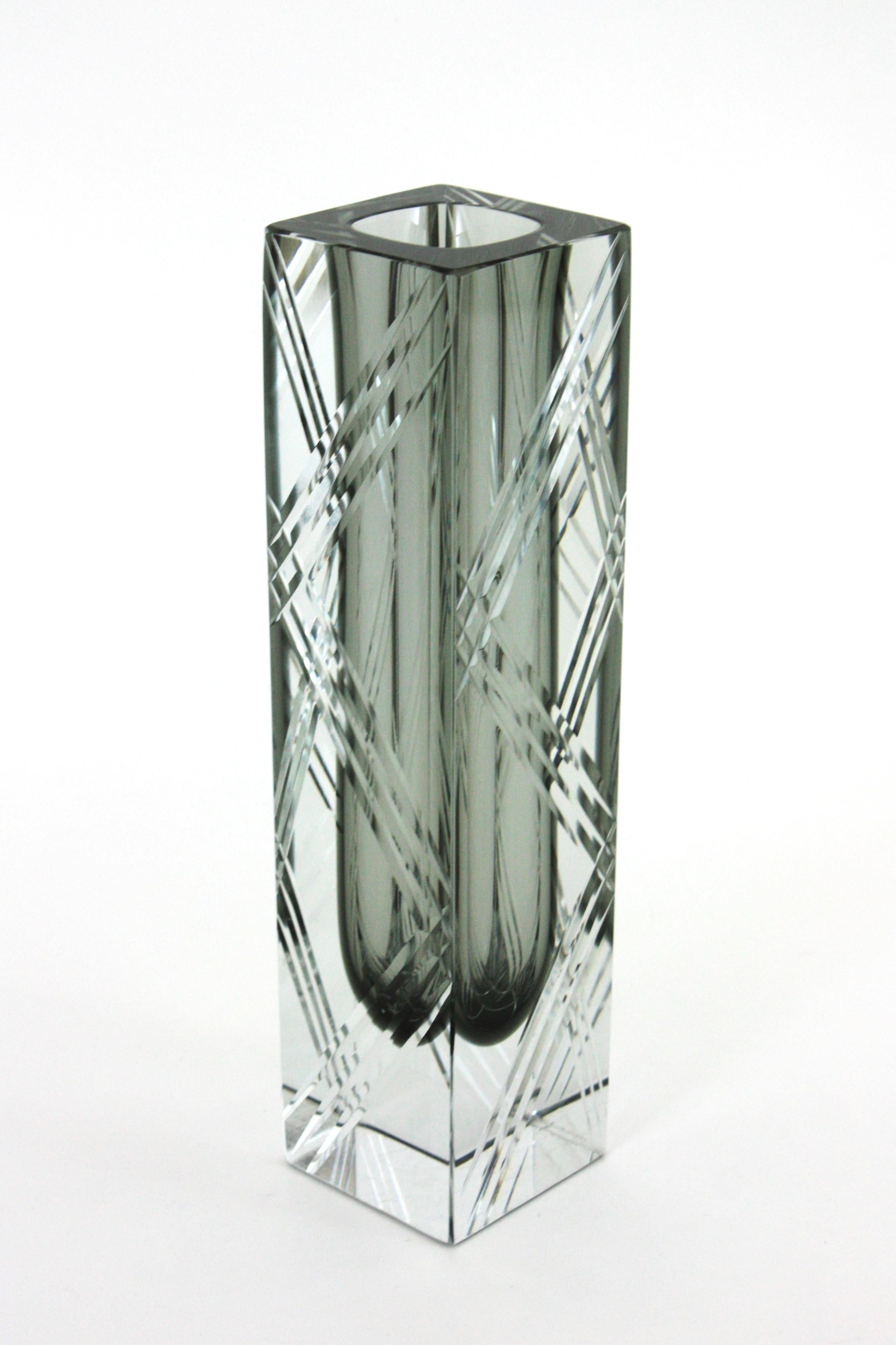 italien Flavio Poli Murano Sommerso, vase en verre d'art gris à facettes avec rayures gravées en vente