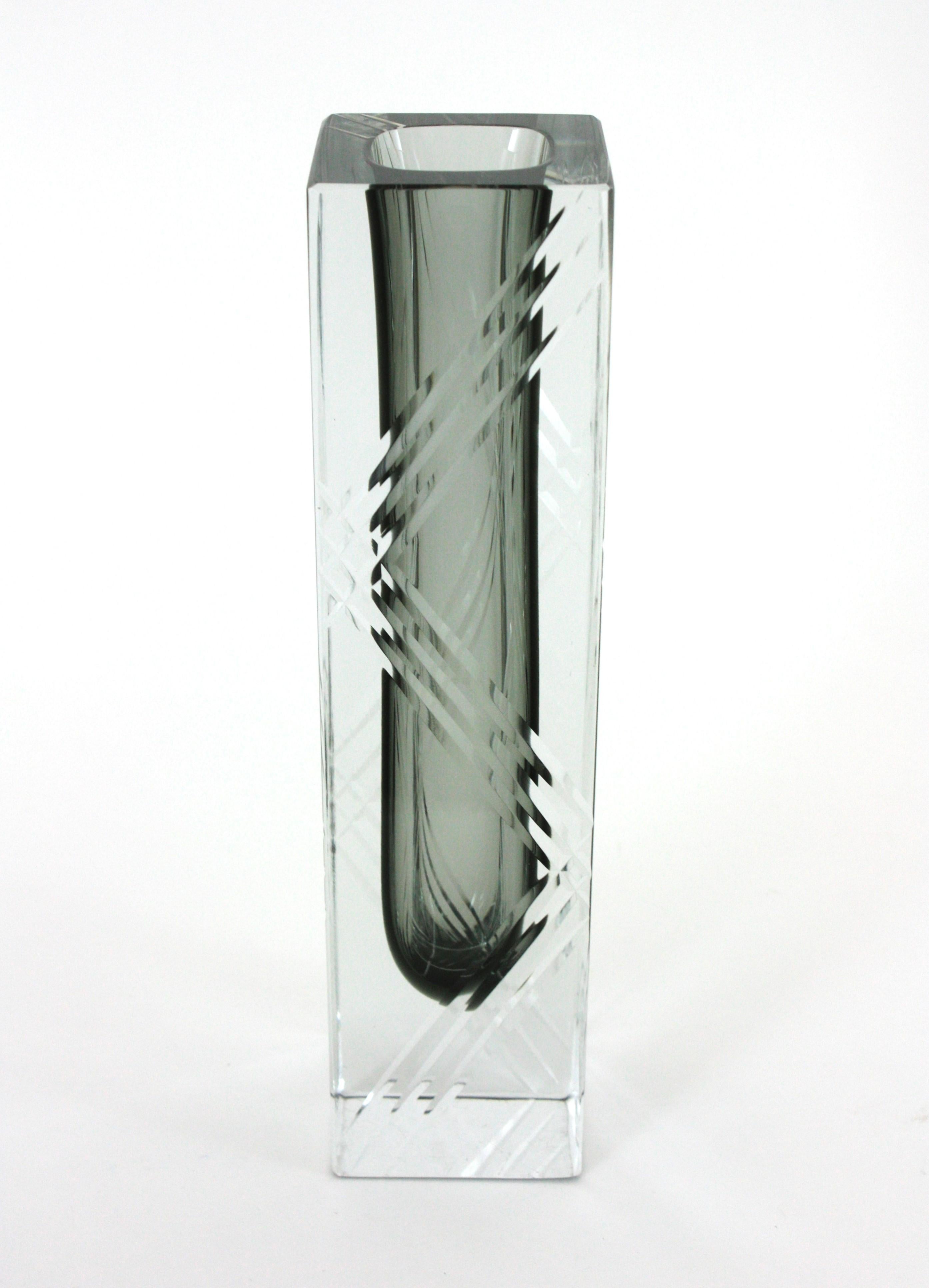 20ième siècle Flavio Poli Murano Sommerso, vase en verre d'art gris à facettes avec rayures gravées en vente