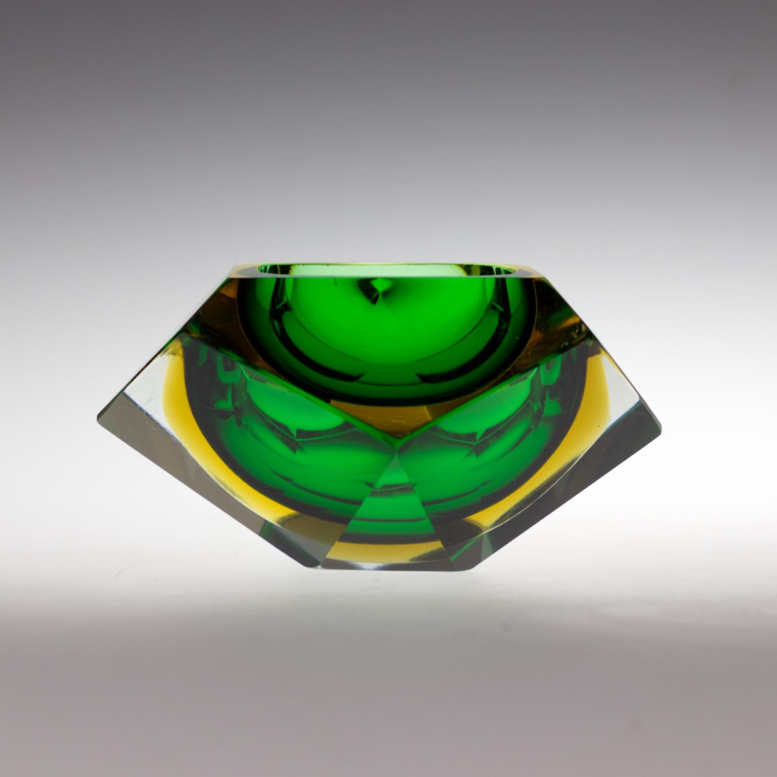 1960s gorgeous green ashtray or catch-all By Flavio Poli for Seguso in Murano Sommerso Glass. Made in Italy It seems a diamond The item is in very good condition, no chips. Dimensions: diameter 5,11