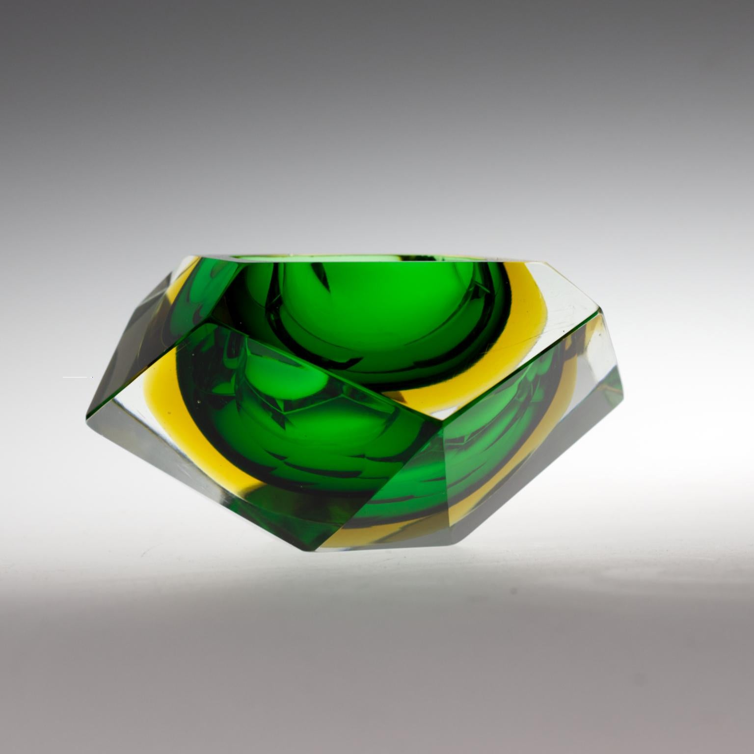 Mid-Century Modern  Murano Sommerso  Green Faceted Glass  Bowl by Flavio Poli 1960´s For Sale