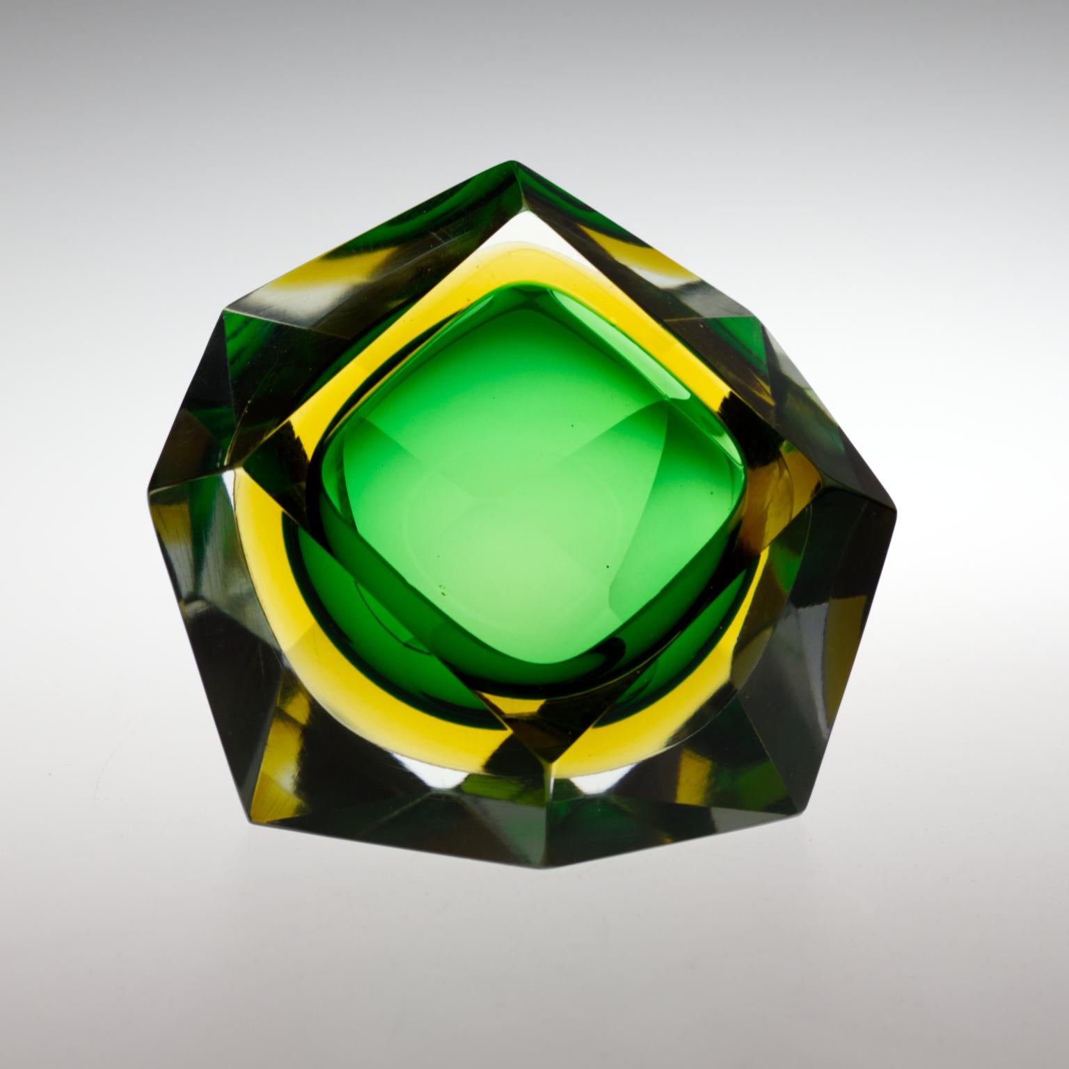  Murano Sommerso  Green Faceted Glass  Bowl by Flavio Poli 1960´s In Good Condition For Sale In Lucenec, SK