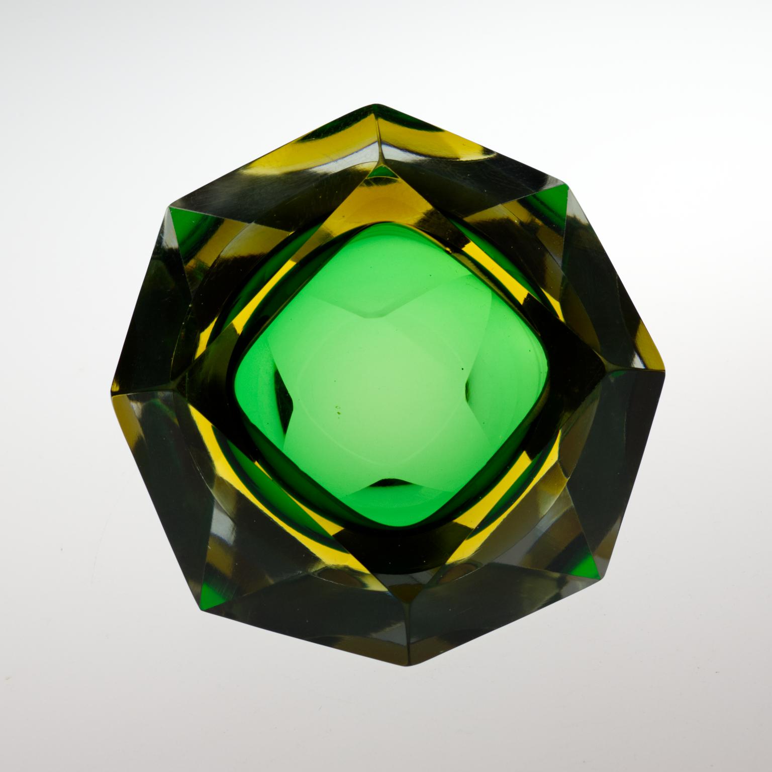 Murano Sommerso  Grünes facettiertes Glas  Schale von Flavio Poli, 1960er Jahre (Facettiert)