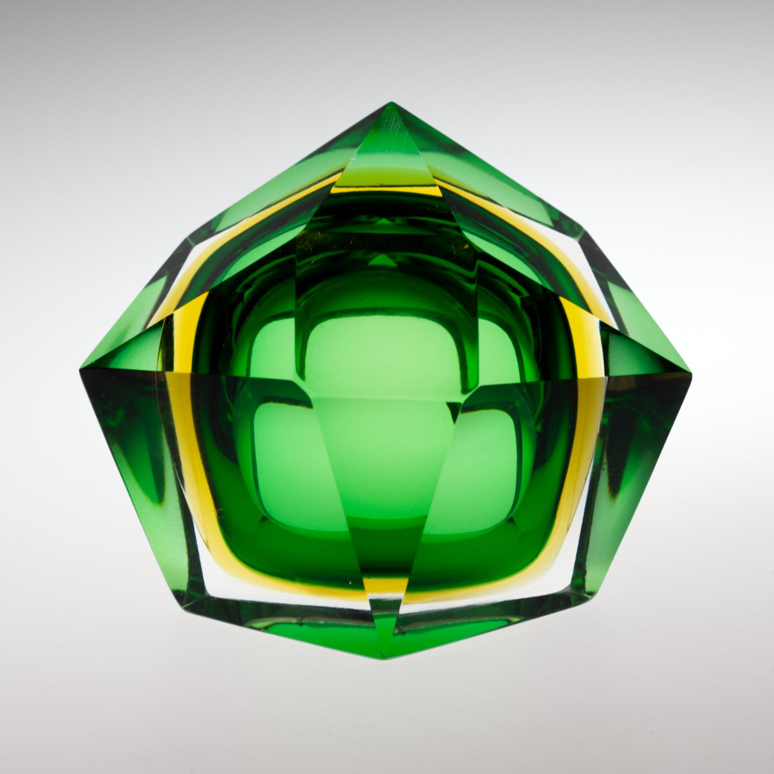 Murano Sommerso  Grünes facettiertes Glas  Schale von Flavio Poli, 1960er Jahre (20. Jahrhundert)