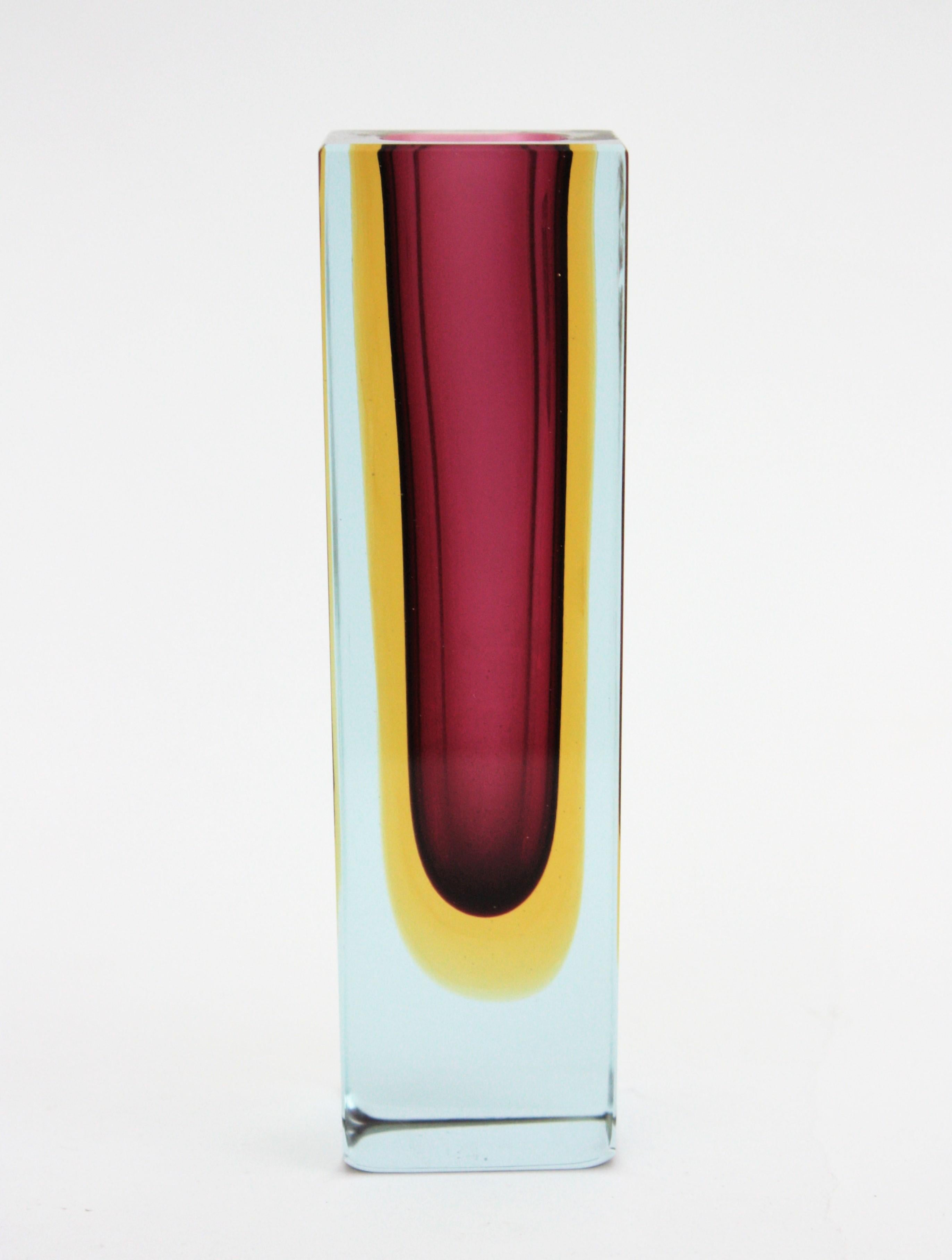 Joli vase en verre Sommerso à facettes en verre violet, jaune et transparent. Attribué à Flavio Poli pour Seguso. Italie, années 1960.
Verre bourgogne / violet avec une couche en verre jaune immergée dans du verre clair selon la technique