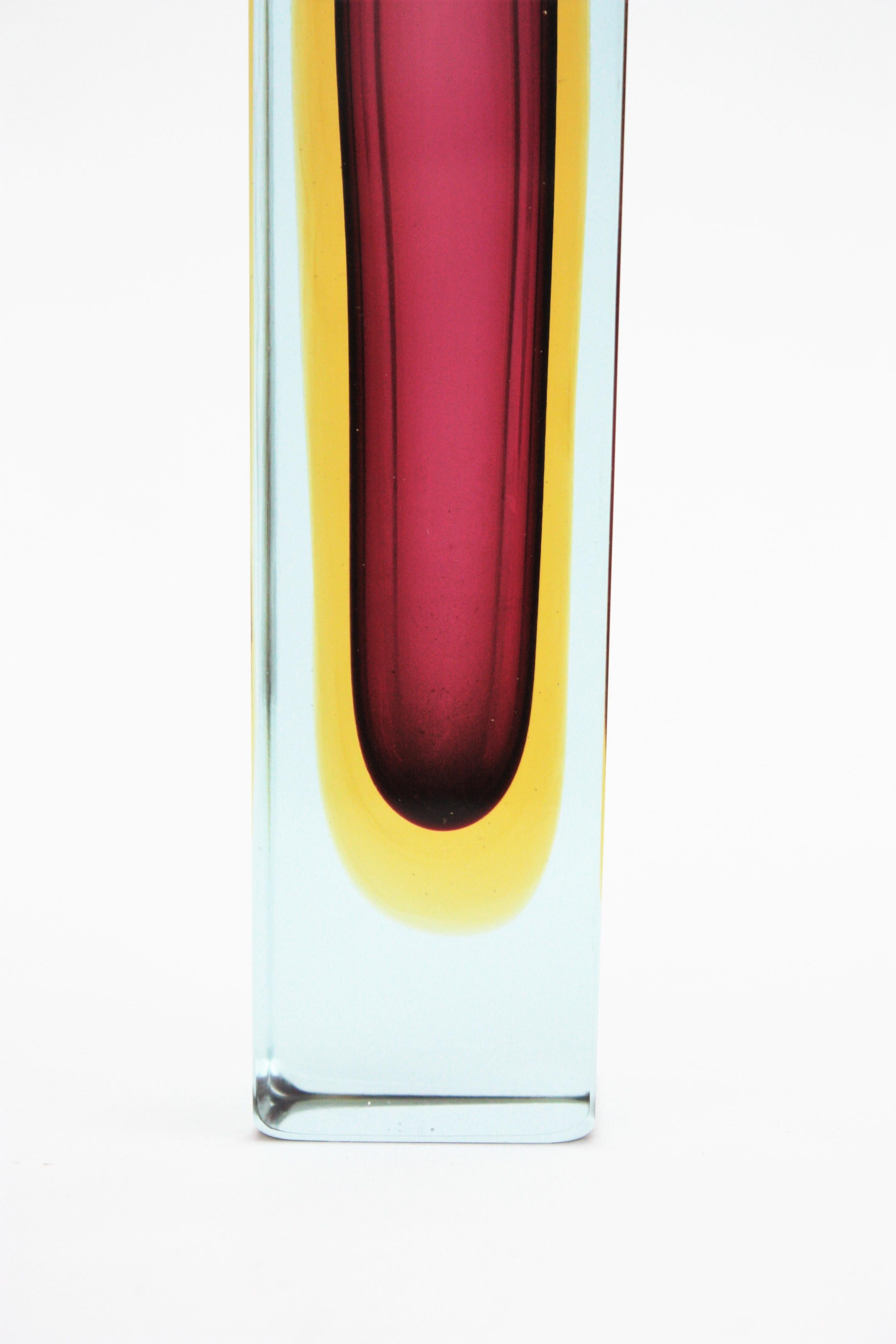 20ième siècle Vase en verre d'art Sommerso de Murano à facettes violettes et jaunes de Flavio Poli en vente