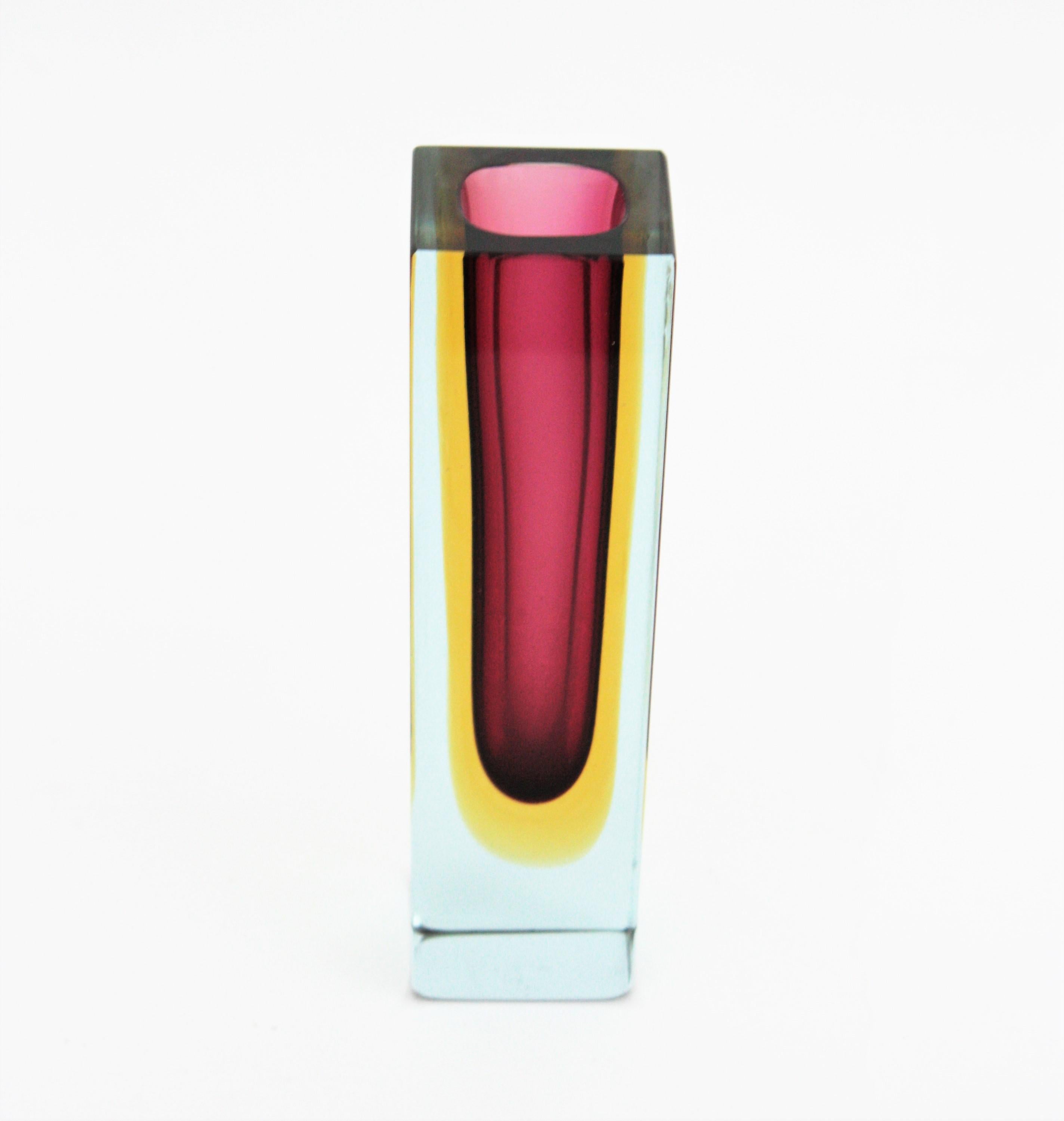 Vase aus lila und gelb facettiertem Murano-Kunstglas von Lila und Sommerso von Flavio Poli im Angebot 1