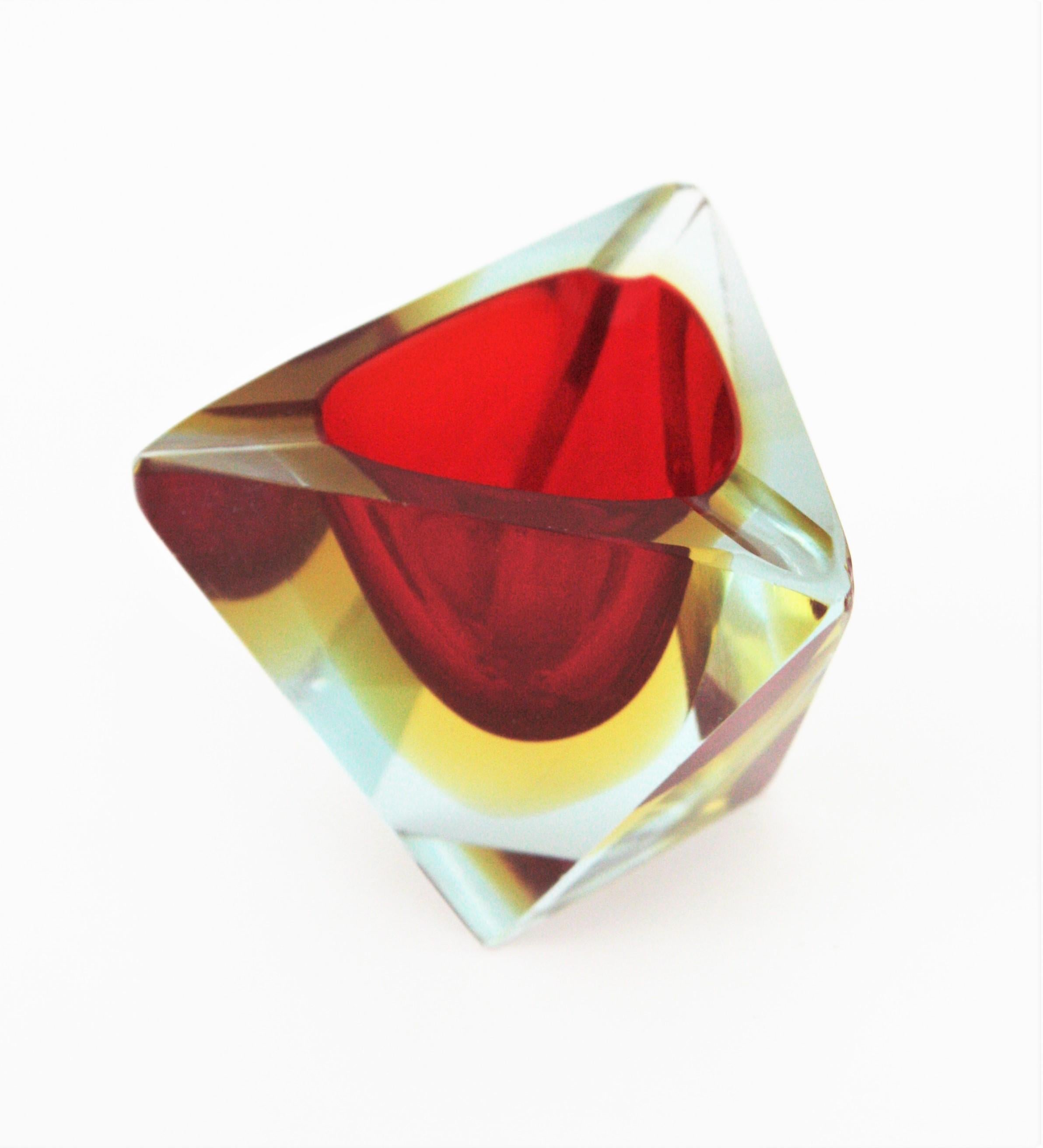 Cendrier/bol triangulaire en verre Sommerso rouge et jaune à facettes Flavio Poli Murano en vente 2
