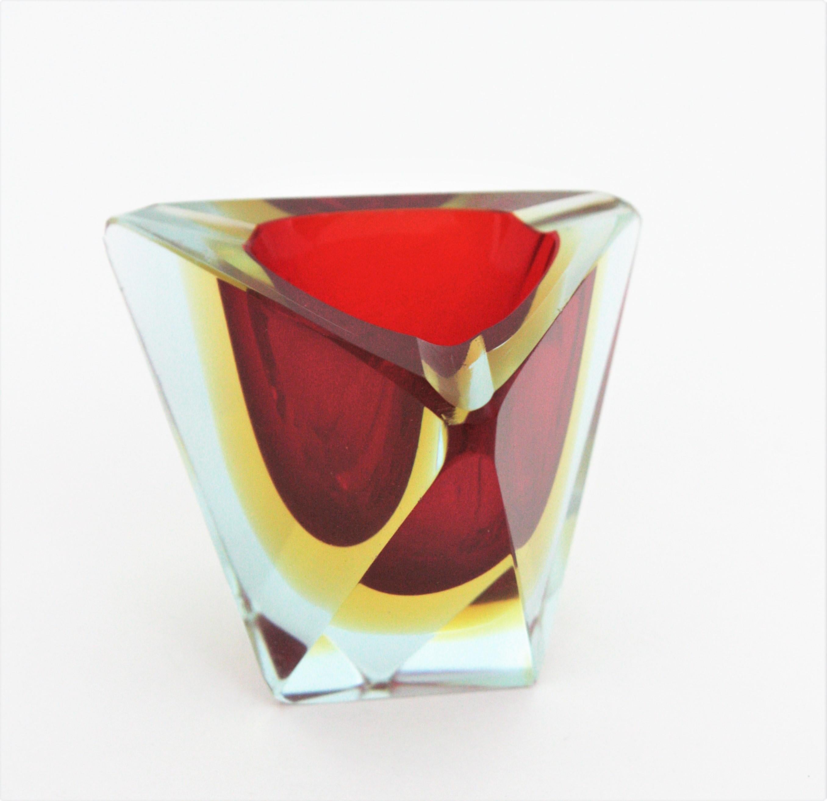 Mid-Century Modern Cendrier/bol triangulaire en verre Sommerso rouge et jaune à facettes Flavio Poli Murano en vente