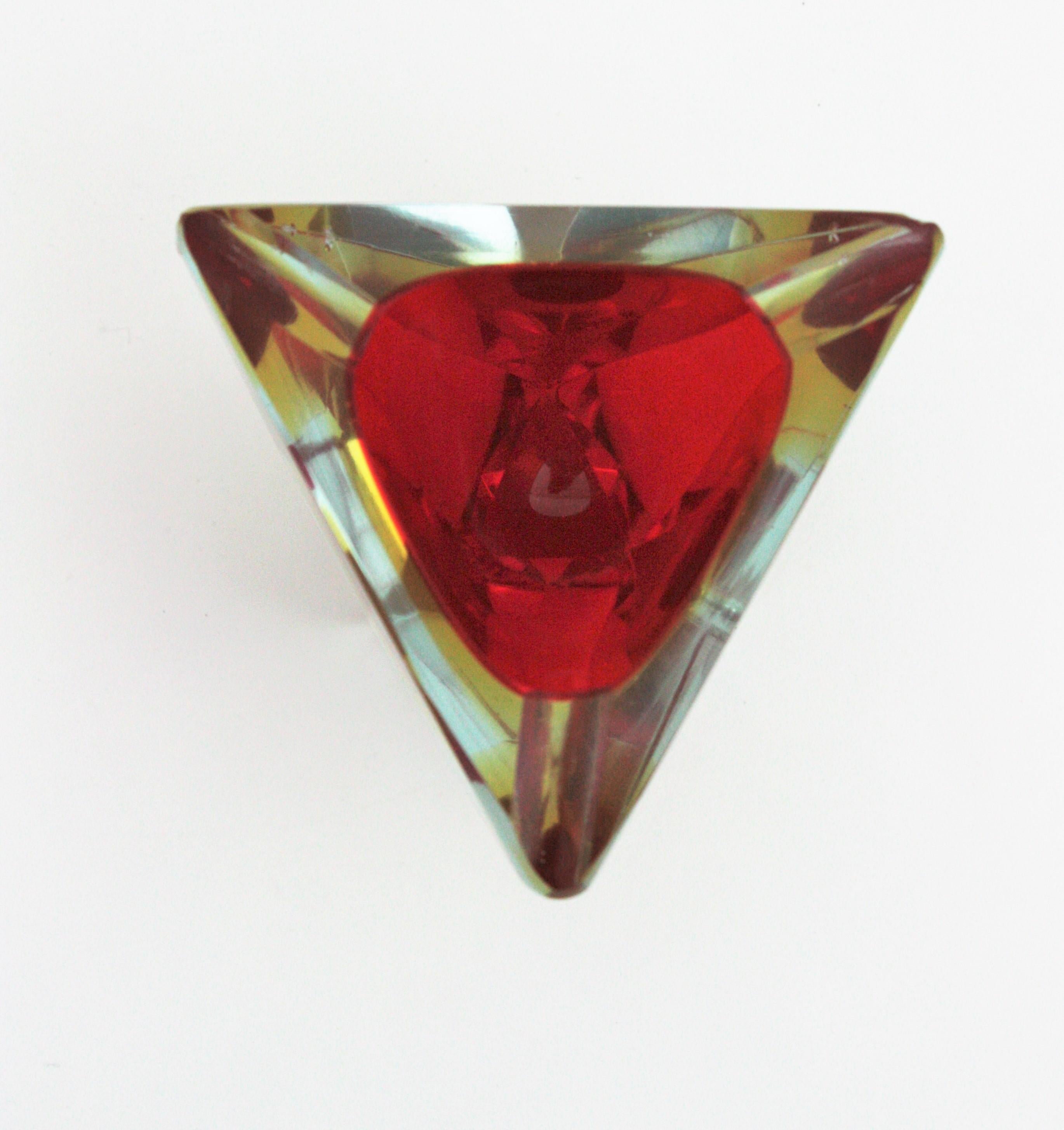 Verre de Murano Cendrier/bol triangulaire en verre Sommerso rouge et jaune à facettes Flavio Poli Murano en vente