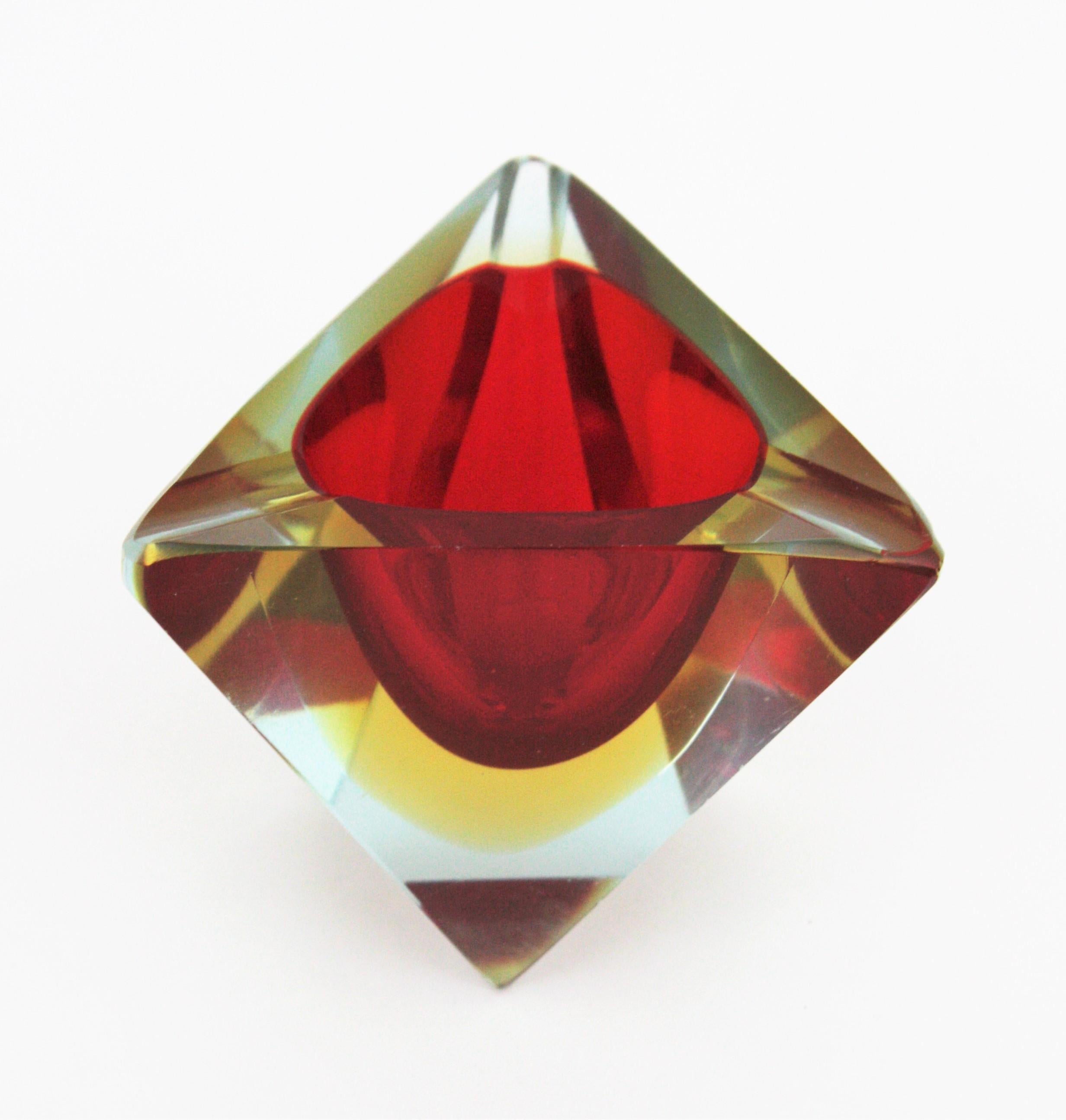 Cendrier/bol triangulaire en verre Sommerso rouge et jaune à facettes Flavio Poli Murano en vente 1