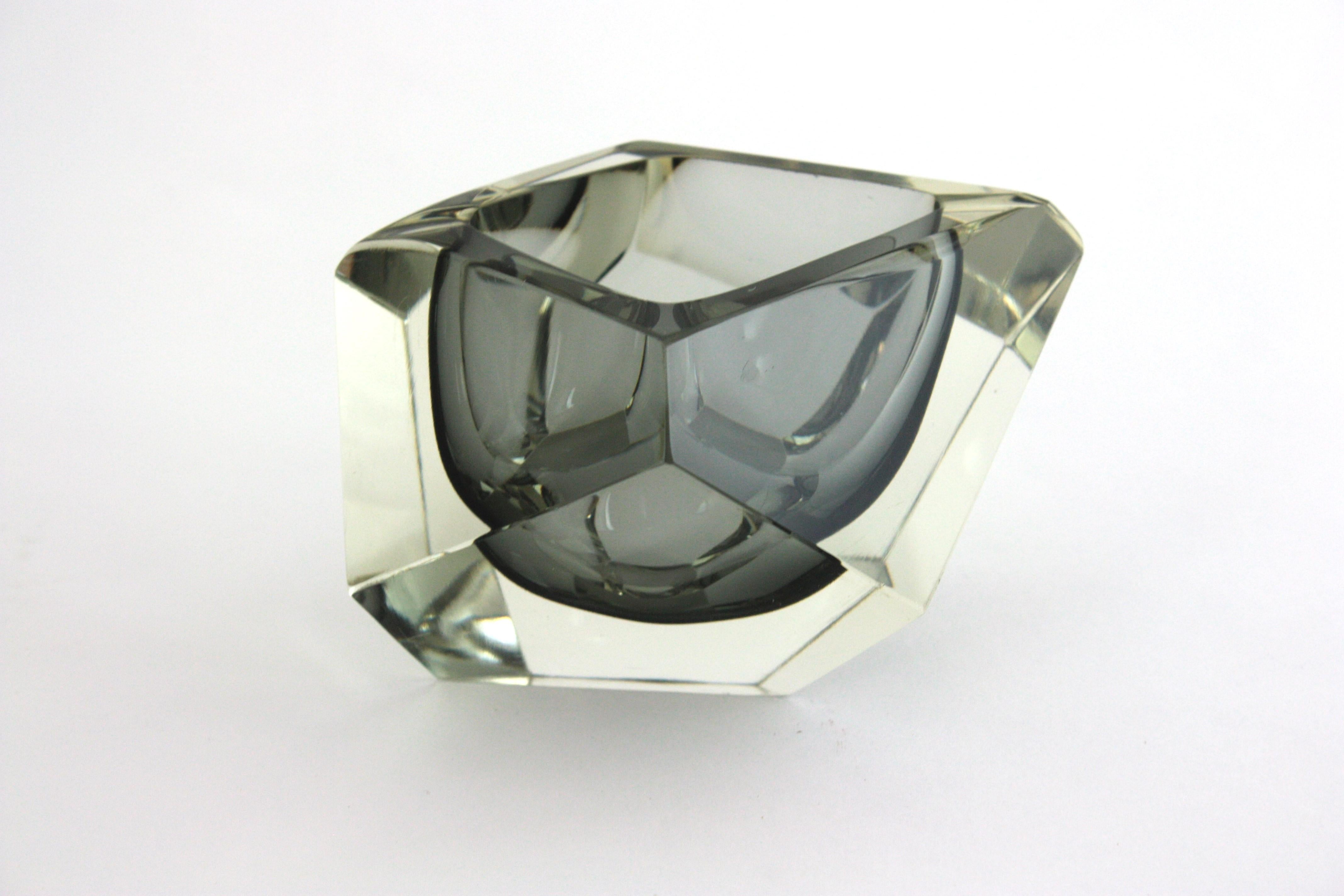 Mid-Century Modern Sommerso faceted Murano bowl in grey and clear glass. Attributed to Flavio Poli, Italy, 1950s.
Asymmetrical design with multiple faceted faces in grey color submerged into clear glass using the Sommerso technique.
Amazing shape