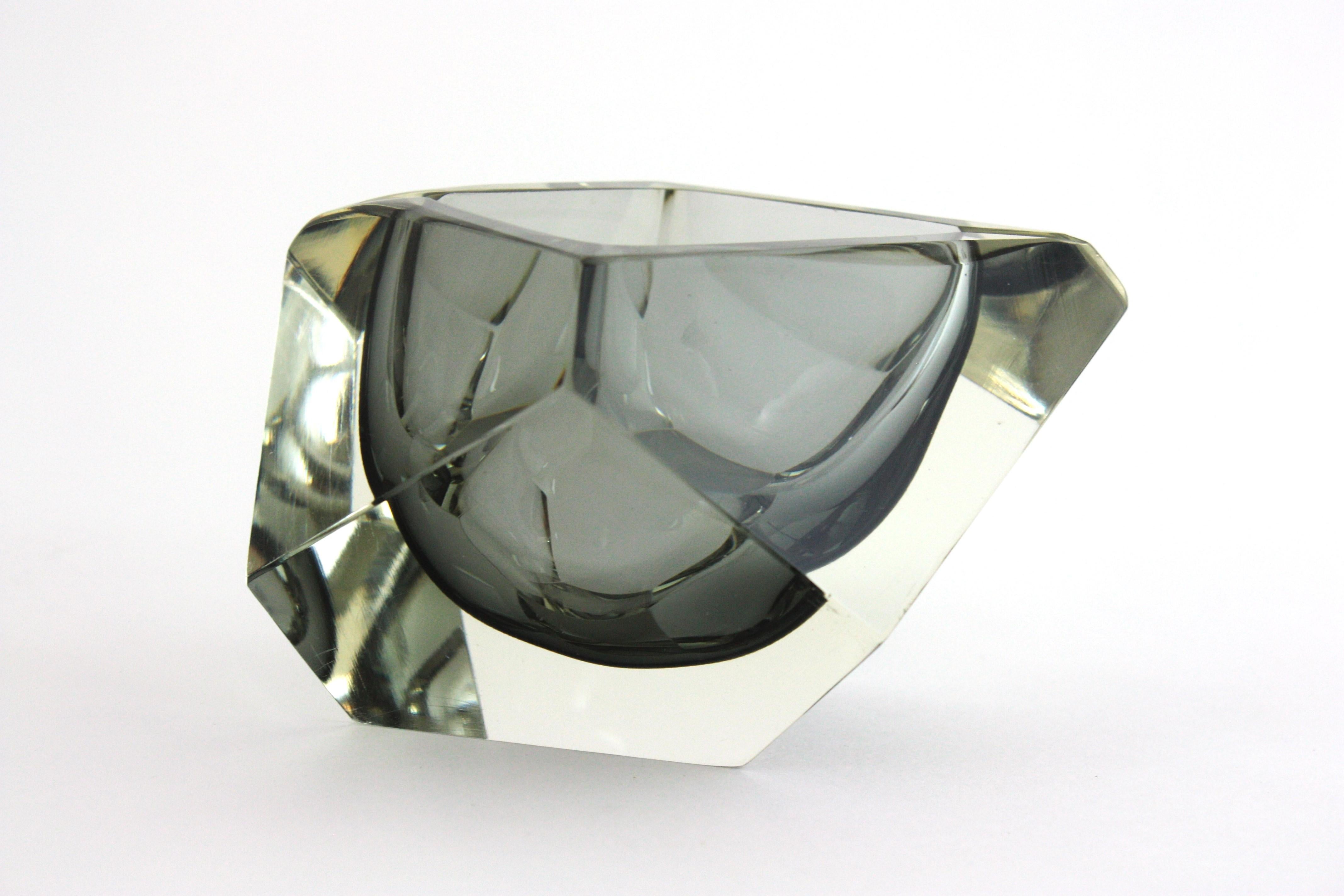 Flavio Poli Murano Sommerso Smoked Grey Faceted Glass Bowl / Ashtray, 1950 In Good Condition For Sale In Barcelona, ES