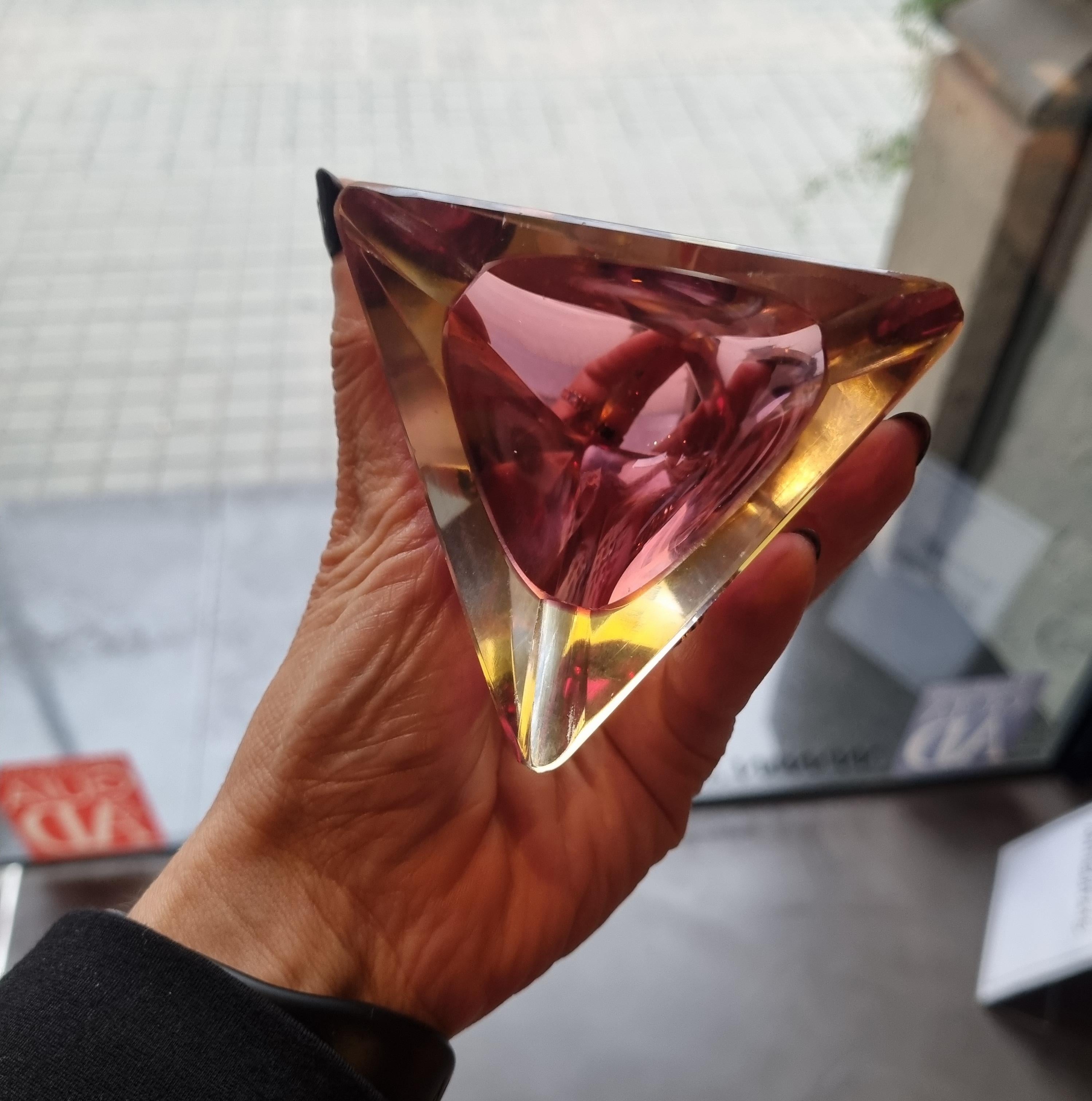 Flavio Poli Murano Glass Sommerso Dreieckige Kunstglasschale / Aschenbecher, Lila & Gelb (Moderne der Mitte des Jahrhunderts) im Angebot