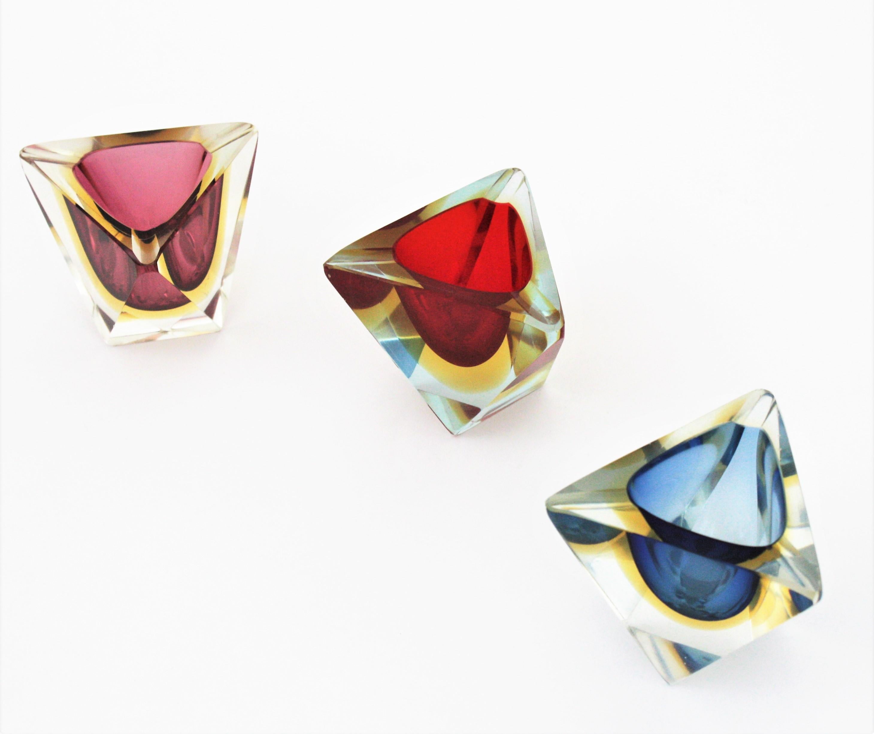 Flavio Poli Murano Glass Sommerso Dreieckige Kunstglasschale / Aschenbecher, Lila & Gelb (20. Jahrhundert) im Angebot