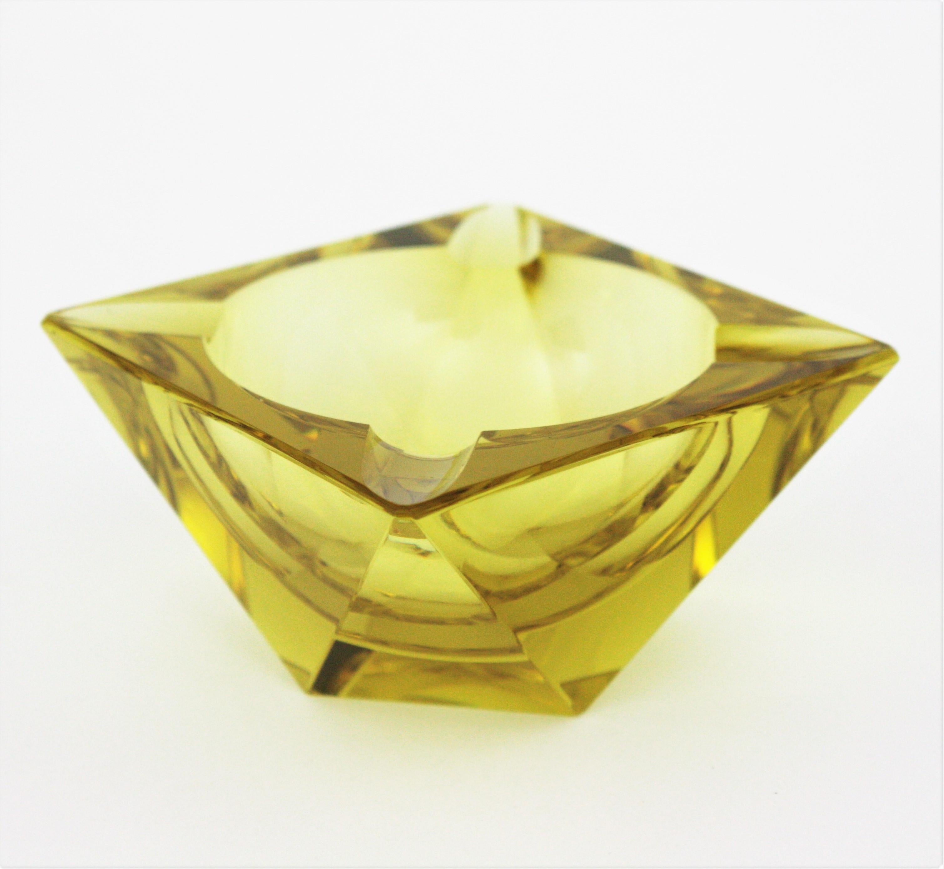 Beautiful faceted Murano glass ashtray in yellow color attributed to Flavio Poli, circa 1950s.
The color changes depending on the light. Neon yellow under white ligth and more orange under warm light.
Use it as ashtray or rings bowl.
Measures: 9