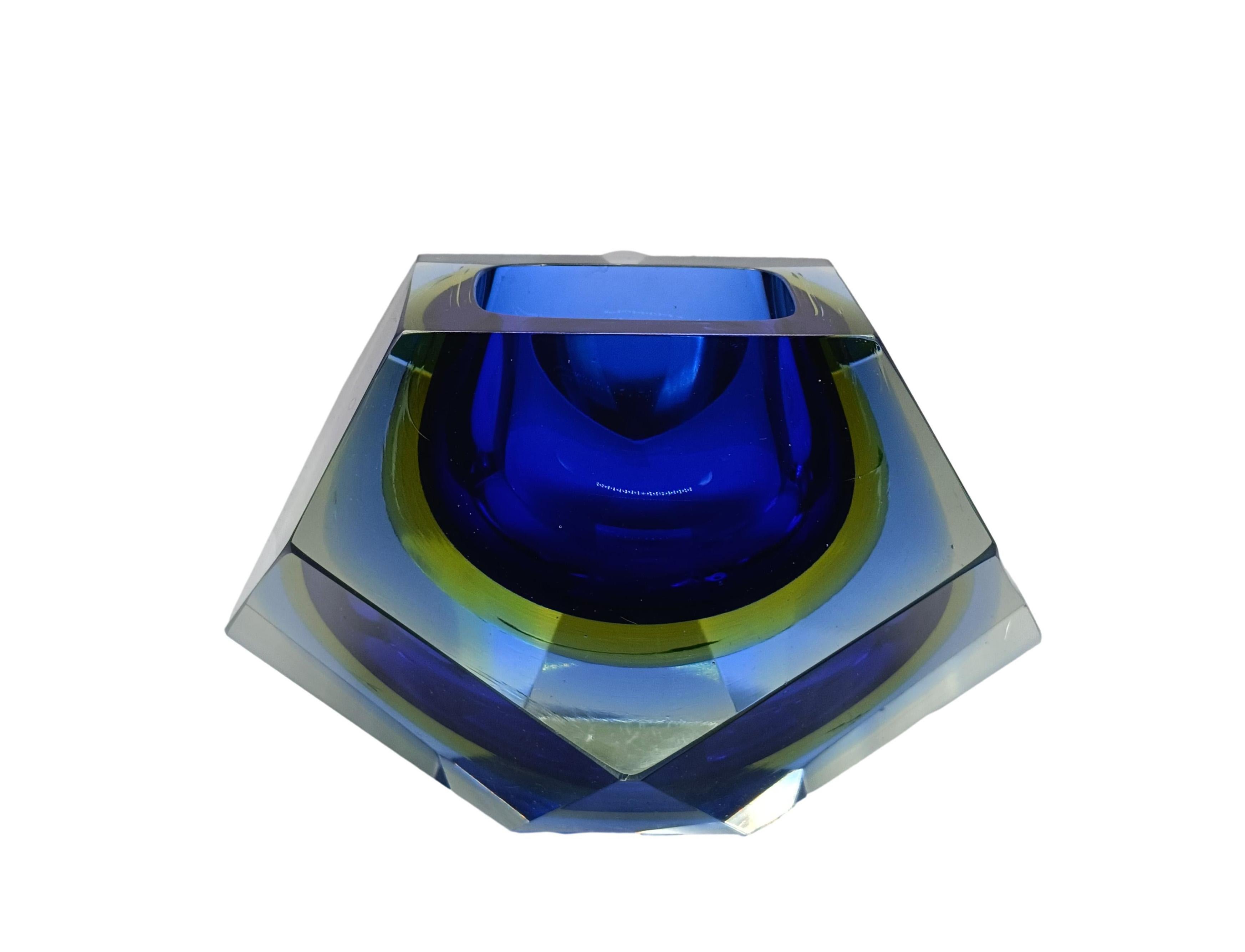Posacenere grande in vetro di Murano sommerso taglio diamante, attribuito a Flavio Poli, Italia anni 60. Posacenre realizzato in tecnica Sommerso e ha una singolare forma sfaccettata. I colori vivaci del blu e giallo rendono l'oggetto collezionabile.