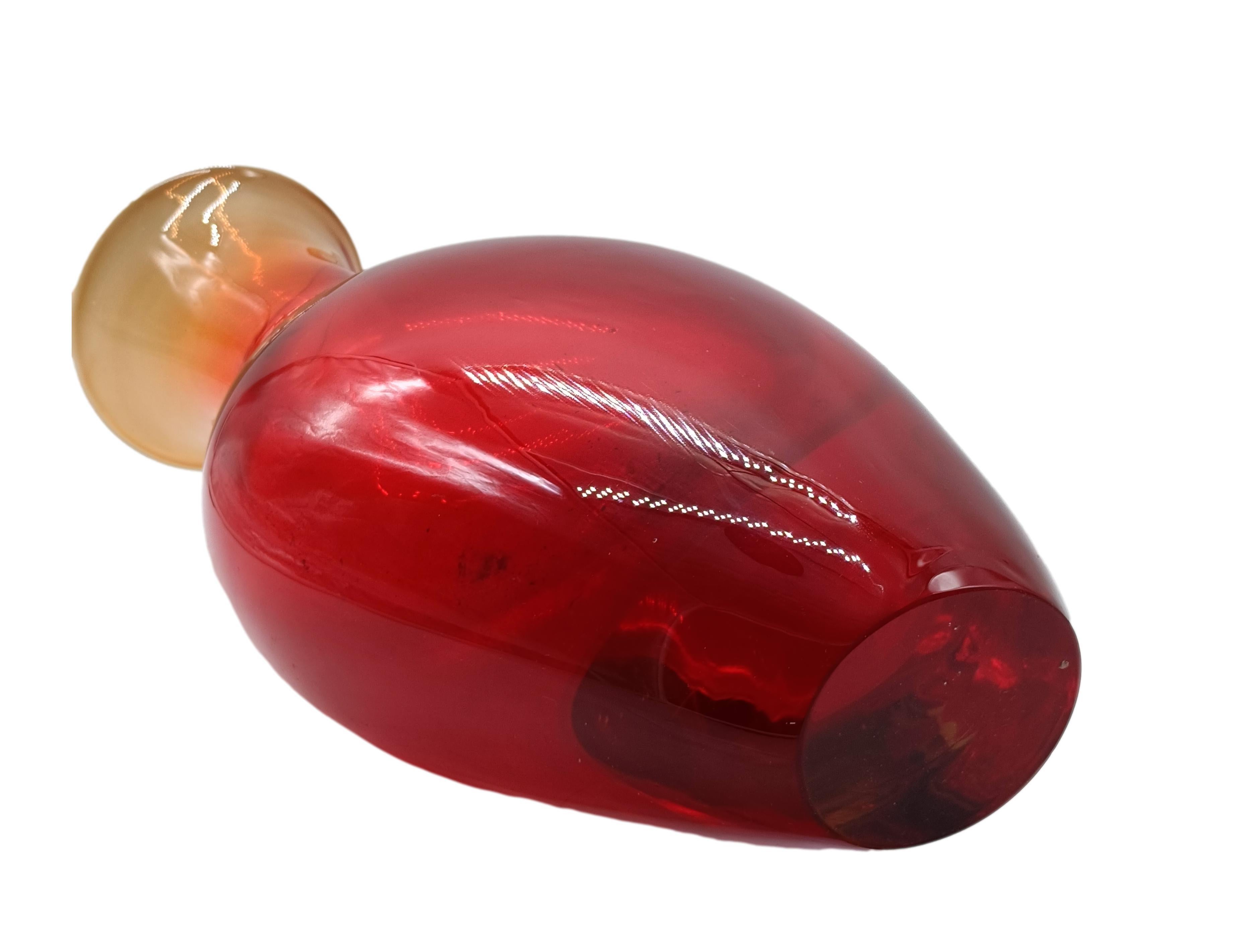 Questa straordinaria scultura in vetro Sommerso, realizzata da Flavio Poli per Seguso Vetri d'Arte, rappresenta l'apice dell'artigianato italiano del 900. Creato all'inizio degli anni '60, il pezzo mette in mostra la maestria di Poli nella tecnica