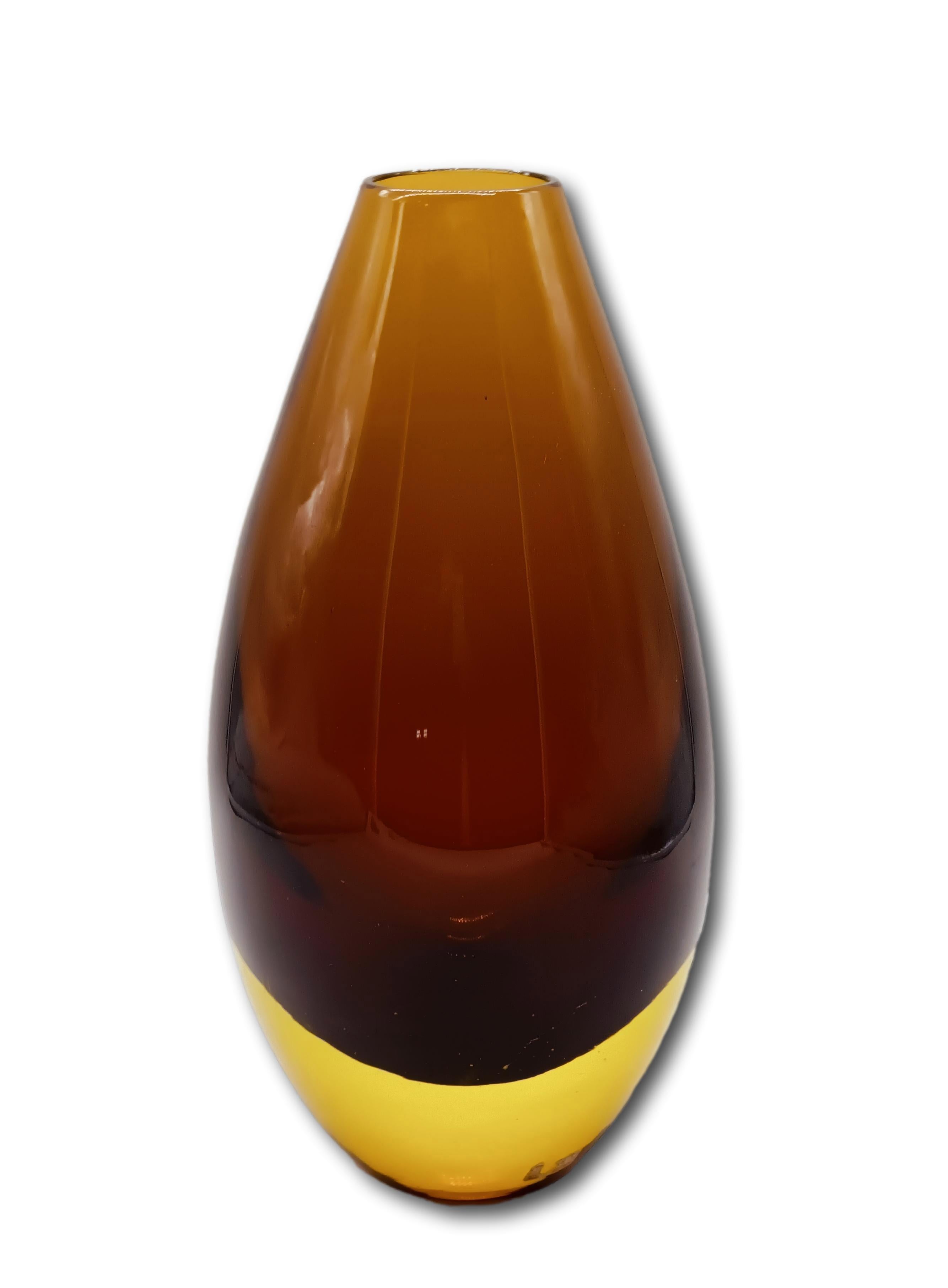 Vaso in a goccia a sezione ovale in vetro sommerso a tre strati, giallo,topazio brusciato e rosso scuro.
Produzione Seguso Vetri d’arte.