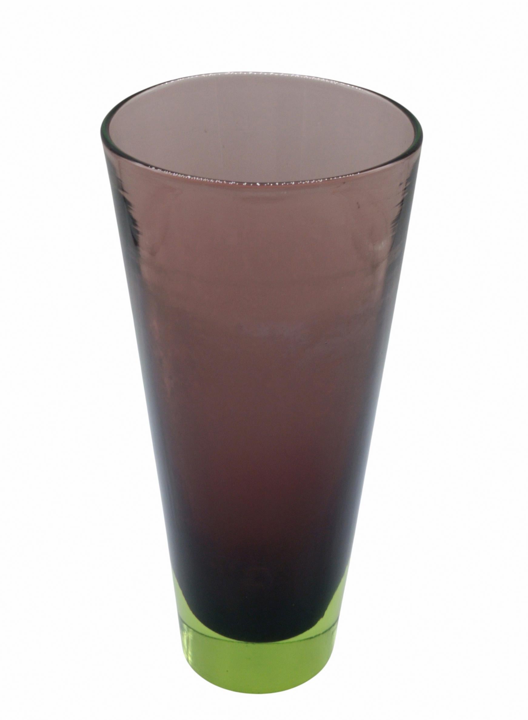 Vaso troncoconico in vetro bicolore di Murano con tecnica sommerso.
Il vaso presenta una forma cilindrica alta e affusolata, il colore principale e' il viola scuro che sfuma verso l'alto, la base e' di un colore verde malva vivace.  Flavio Poli per