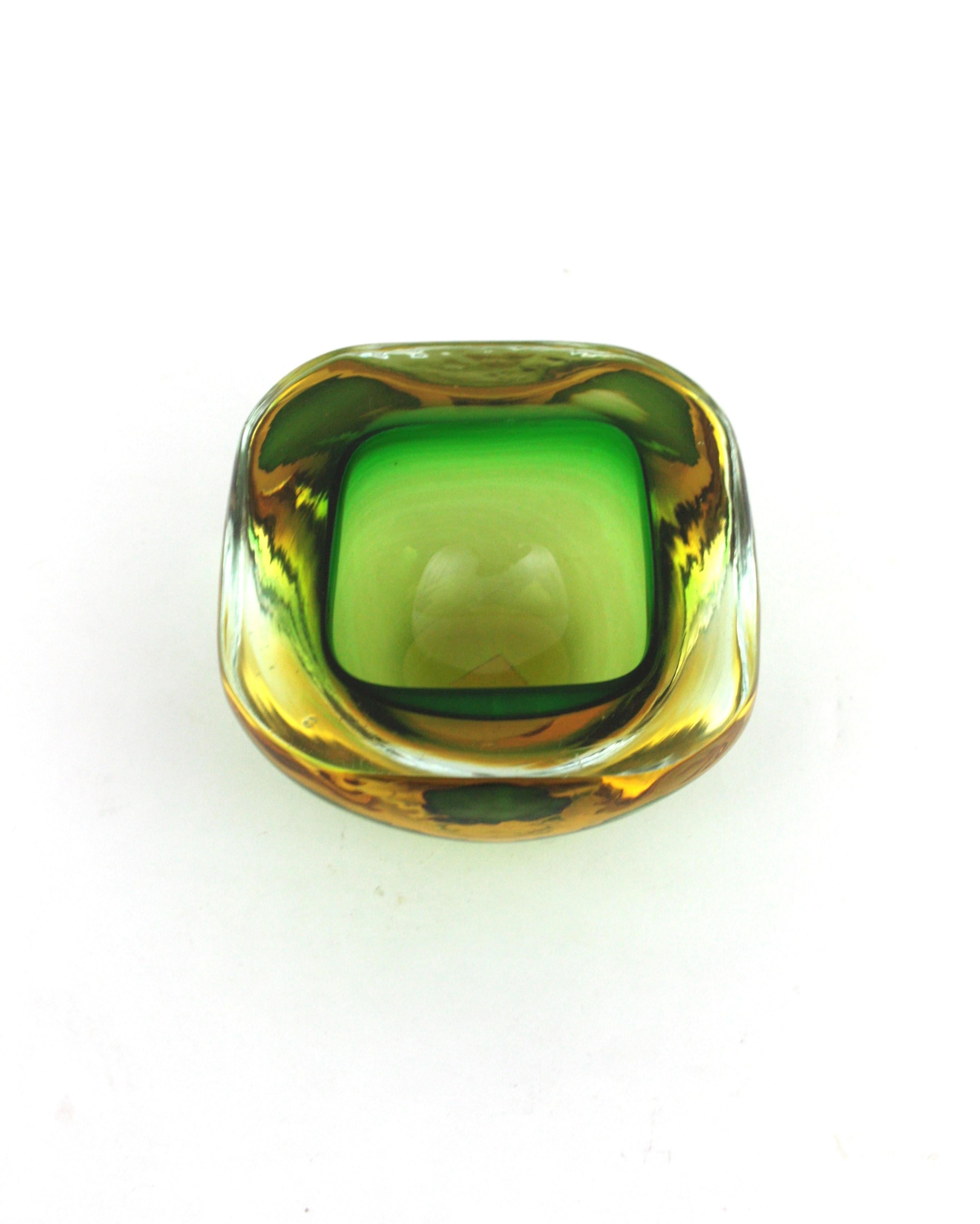 Moderna de mediados de siglo Flavio Poli para Seguso Vetri d'Arte  Cuenco geoda verde y amarillo de Murano Glass Sommerso, Italia, años 50.
Este cuenco de cristal soplado a mano con forma cuadrada de geoda está hecho de cristal verde con una capa de