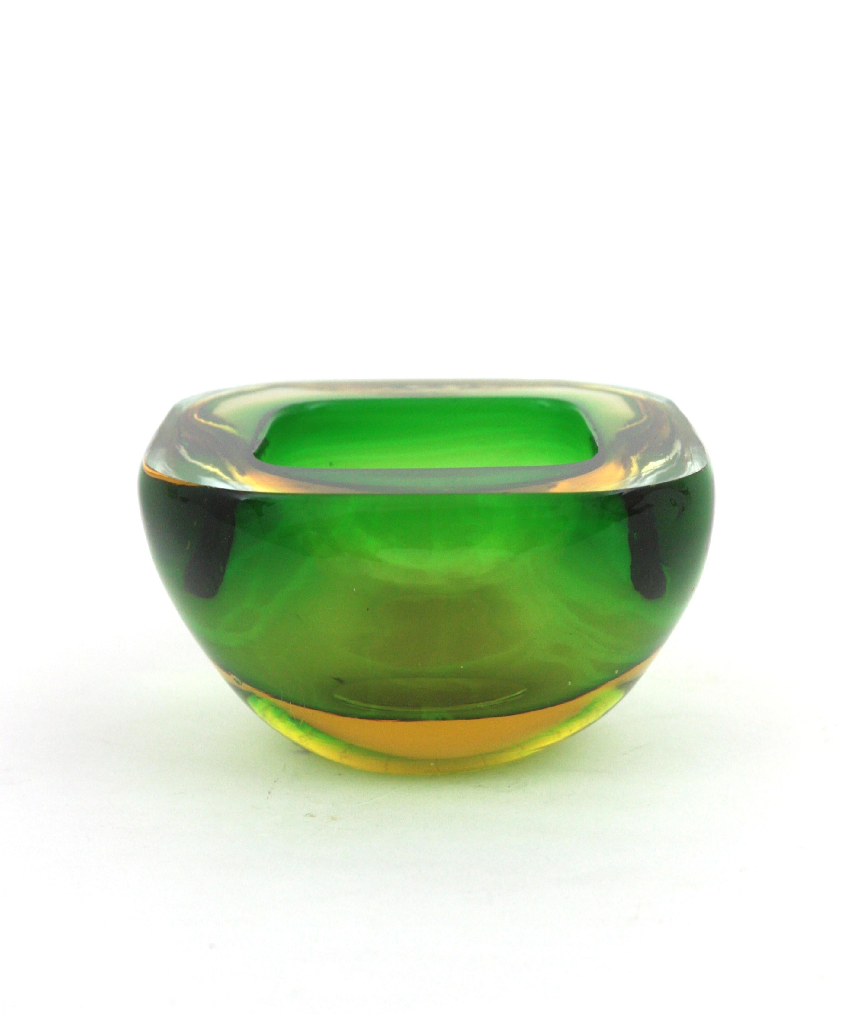 Flavio Poli Seguso Cuenco de cristal artístico Murano Sommerso Verde Amarillo siglo XX en venta
