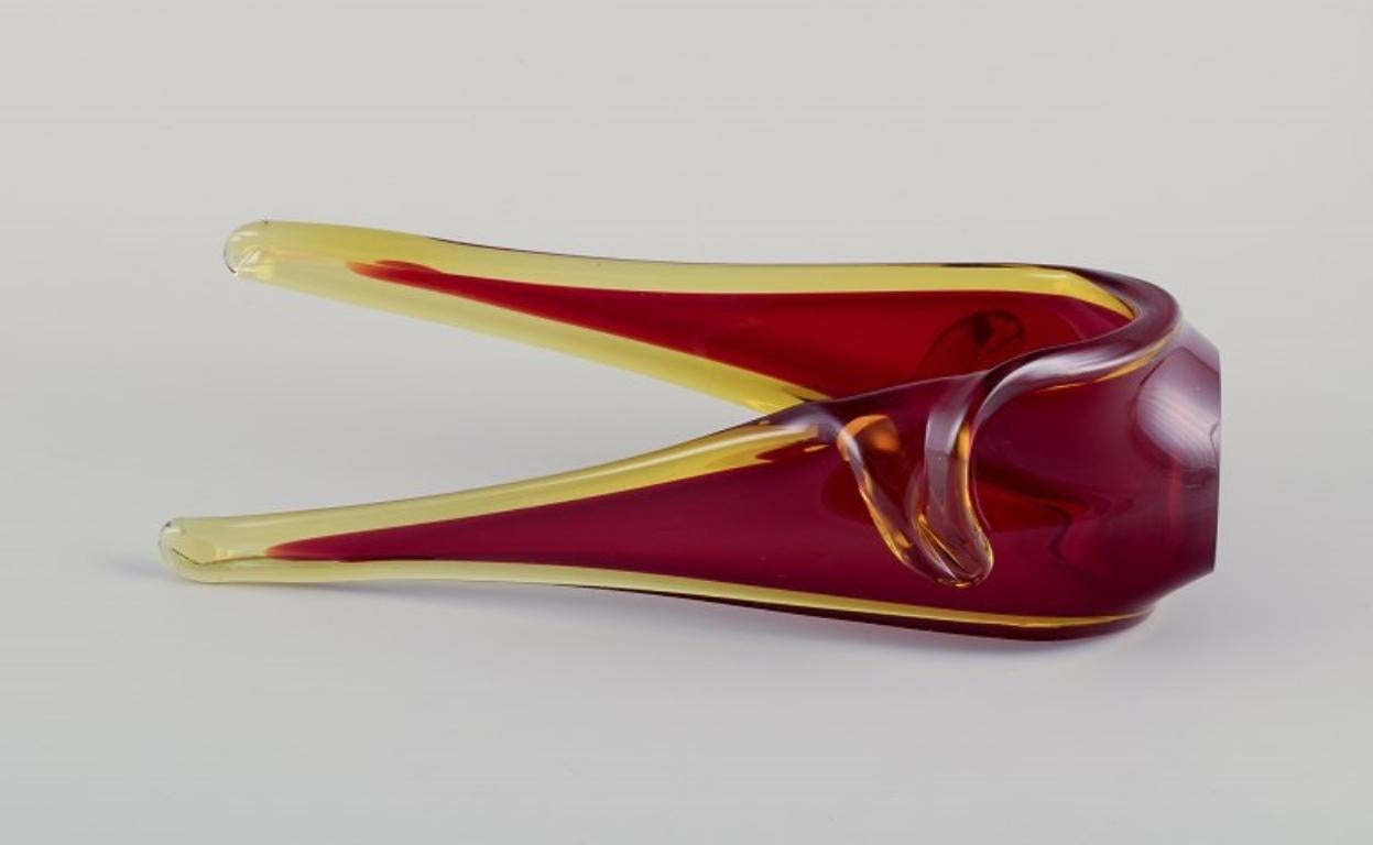 Flavio Poli/Seguso, Murano. Bowl in yellow and red art glass. Unique piece. For Sale 1