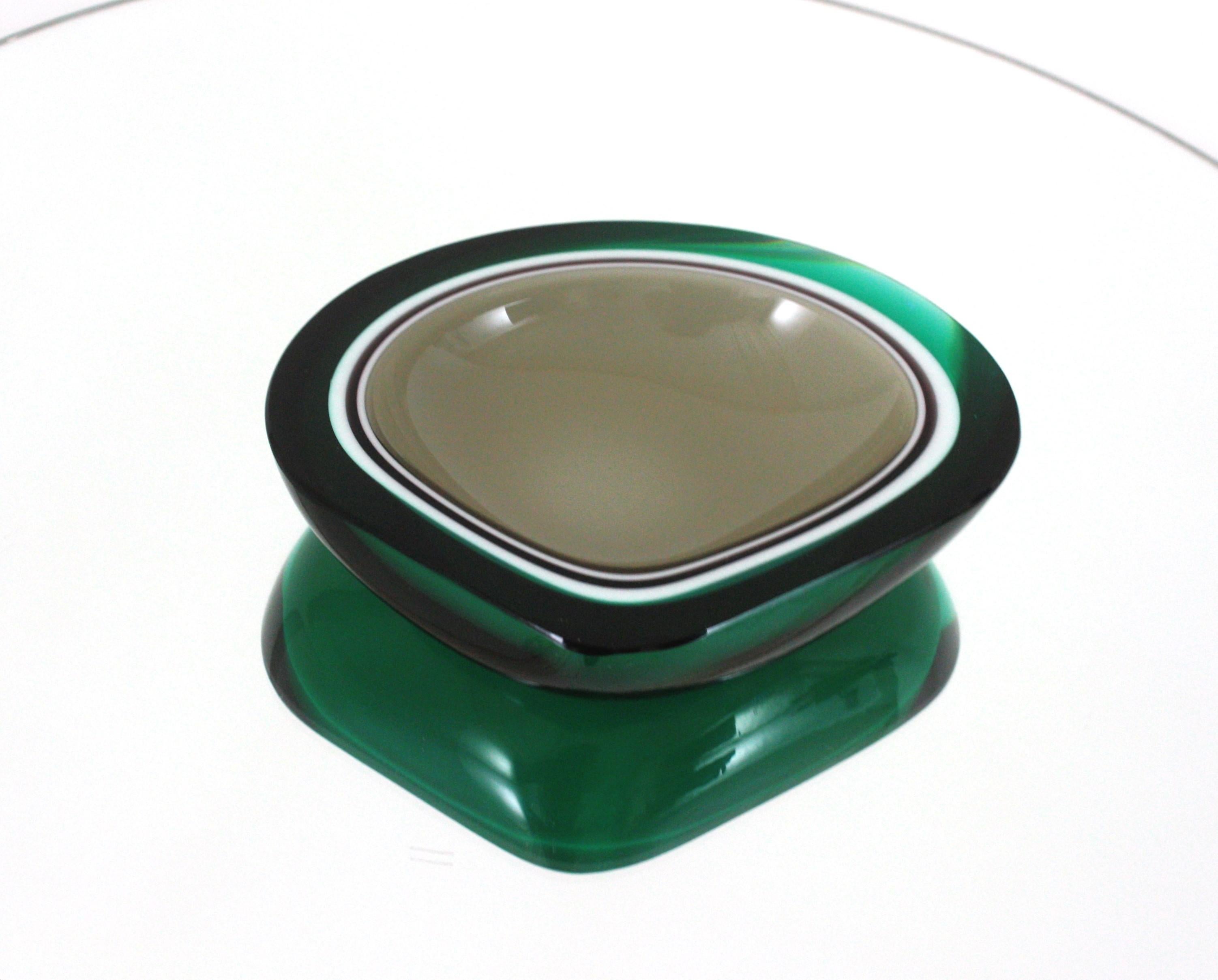 Bol à géode Sommerso en verre de Murano à 5 couches, vert émeraude, blanc et taupe, Italie, années 1960.
Coupe en forme de géode en goutte d'eau soufflée à la main à Murano, de couleur vert foncé, avec intérieur en verre taupe et couches de verre