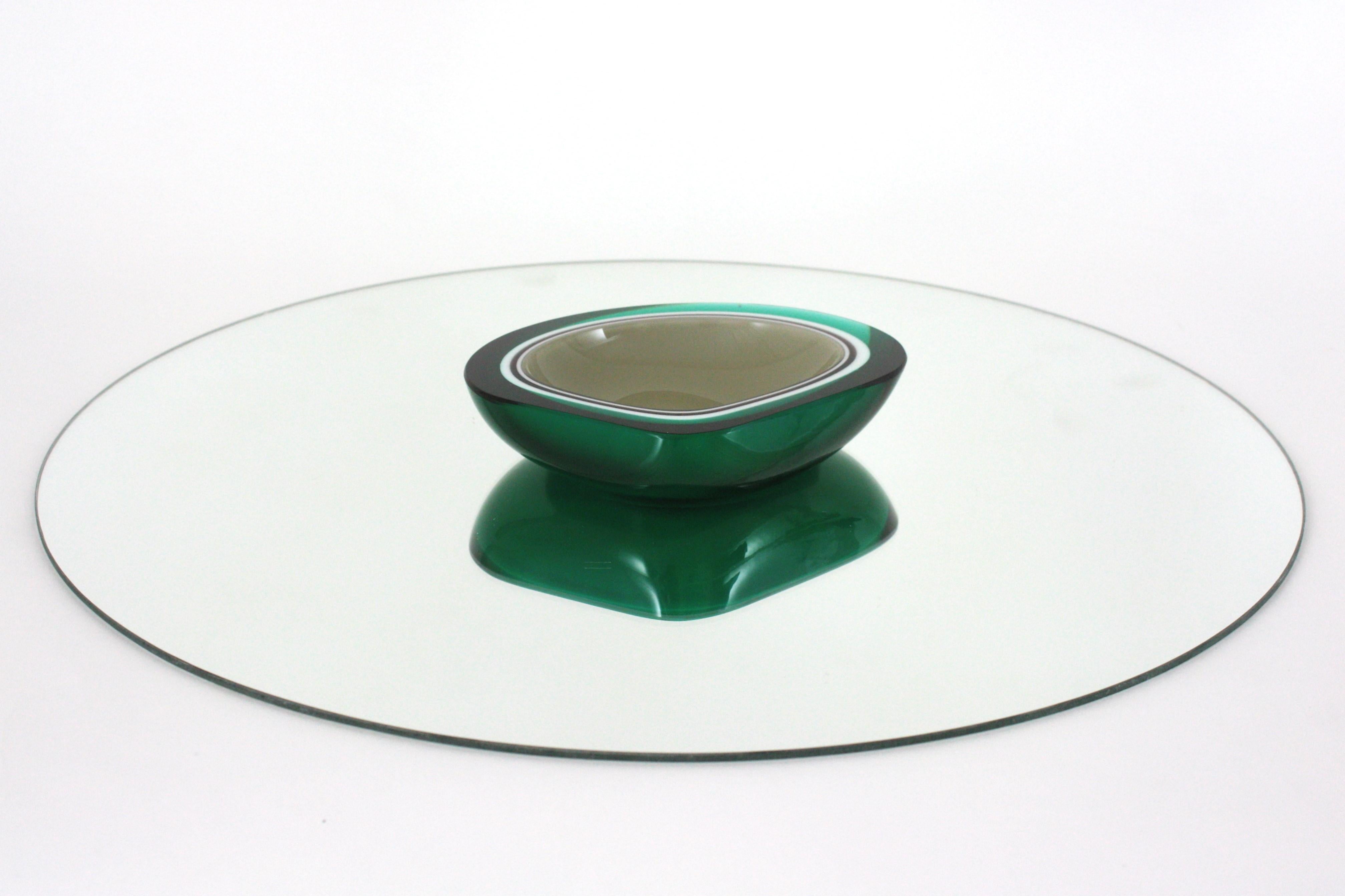 Mid-Century Modern Flavio Poli Seguso Murano Green White Taupe Sommerso Geode Art Glass Bowl (bol en verre d'art géodésique) en vente