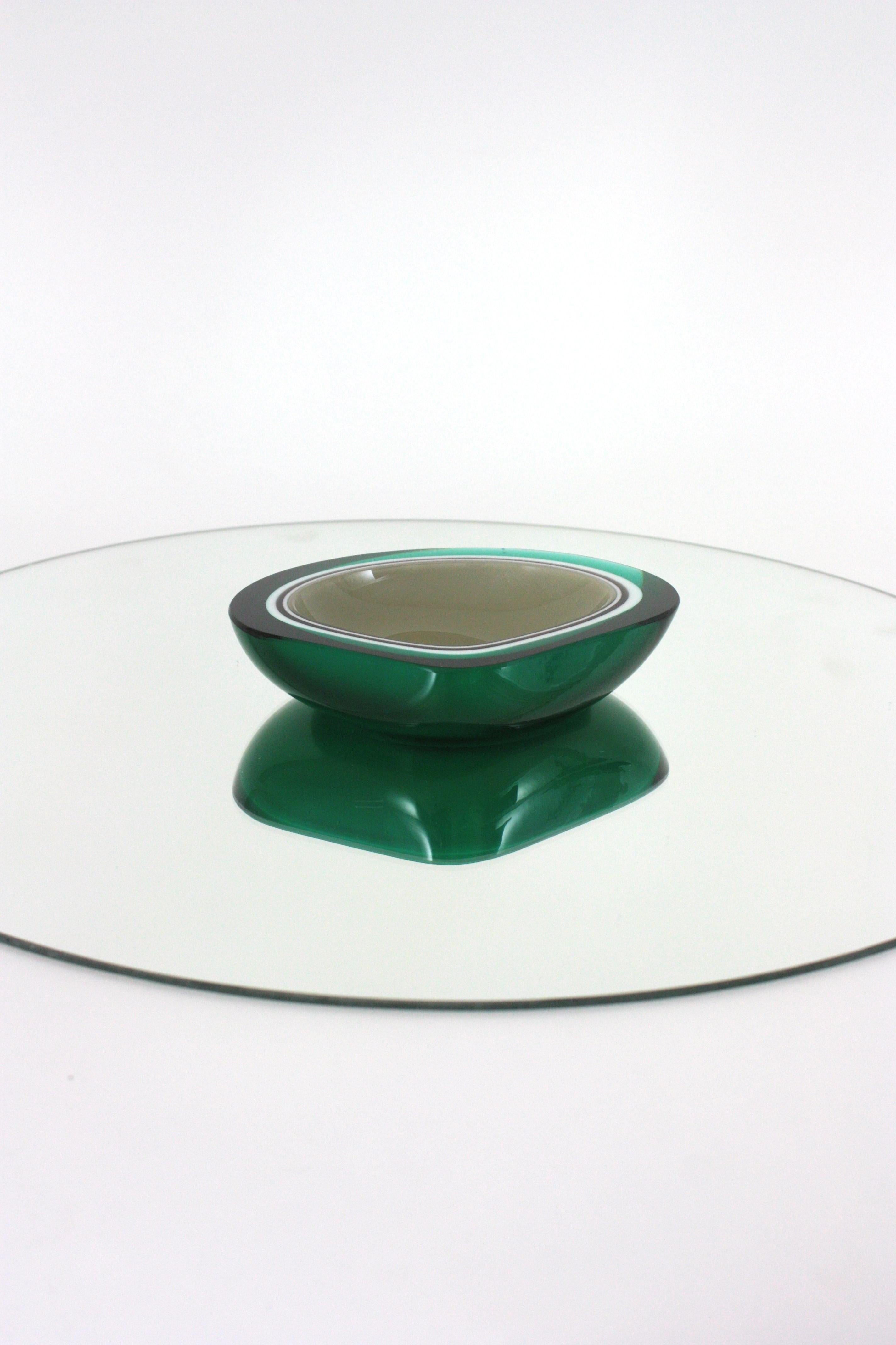 Fait main Flavio Poli Seguso Murano Green White Taupe Sommerso Geode Art Glass Bowl (bol en verre d'art géodésique) en vente