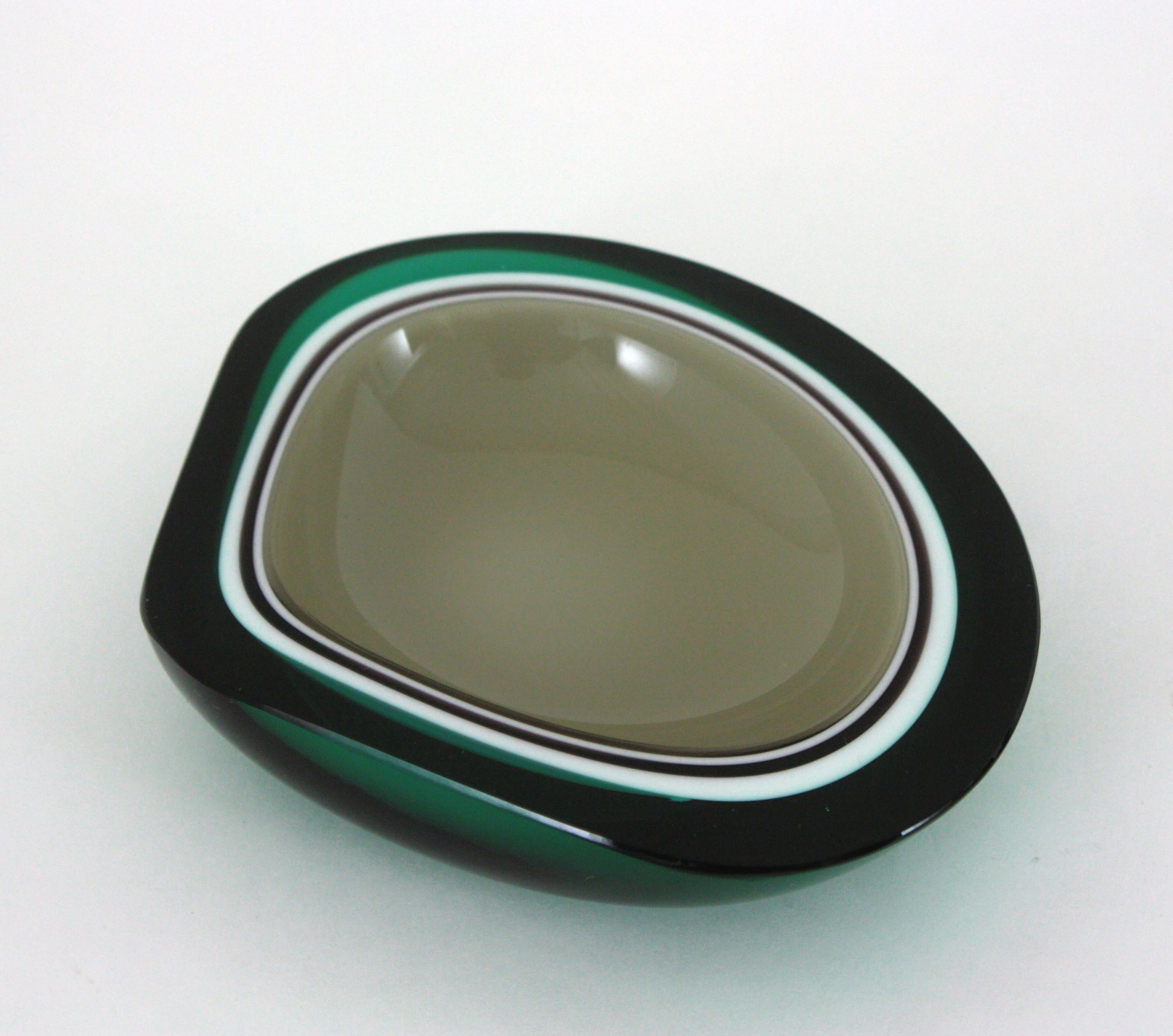 20ième siècle Flavio Poli Seguso Murano Green White Taupe Sommerso Geode Art Glass Bowl (bol en verre d'art géodésique) en vente