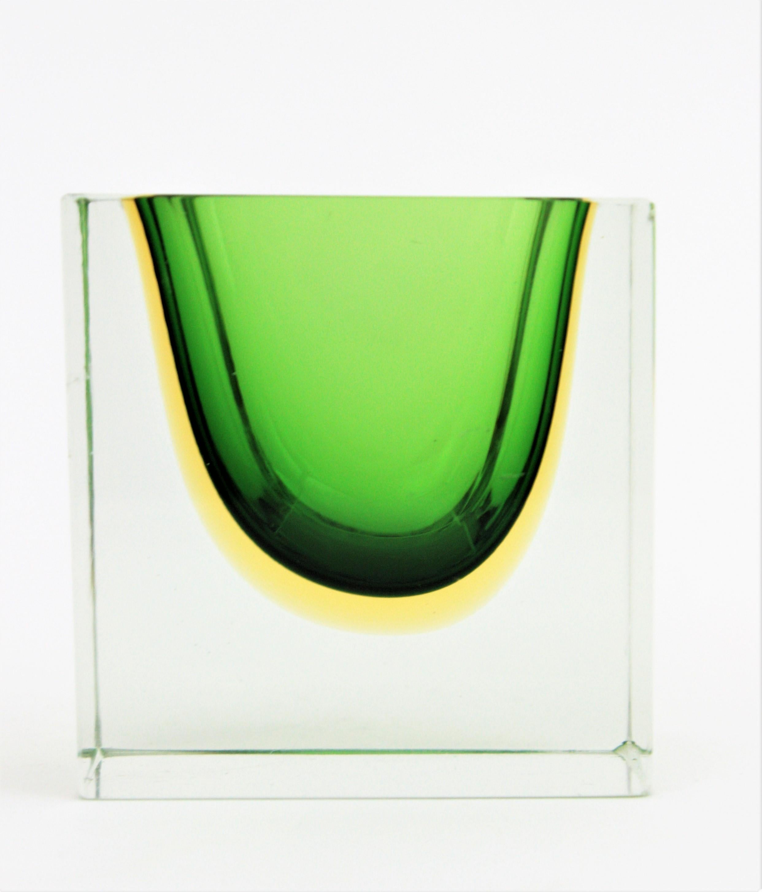 Schale aus facettiertem Muranoglas von Sommerso Poli Seguso in Grün und Gelb, facettiert (Facettiert) im Angebot