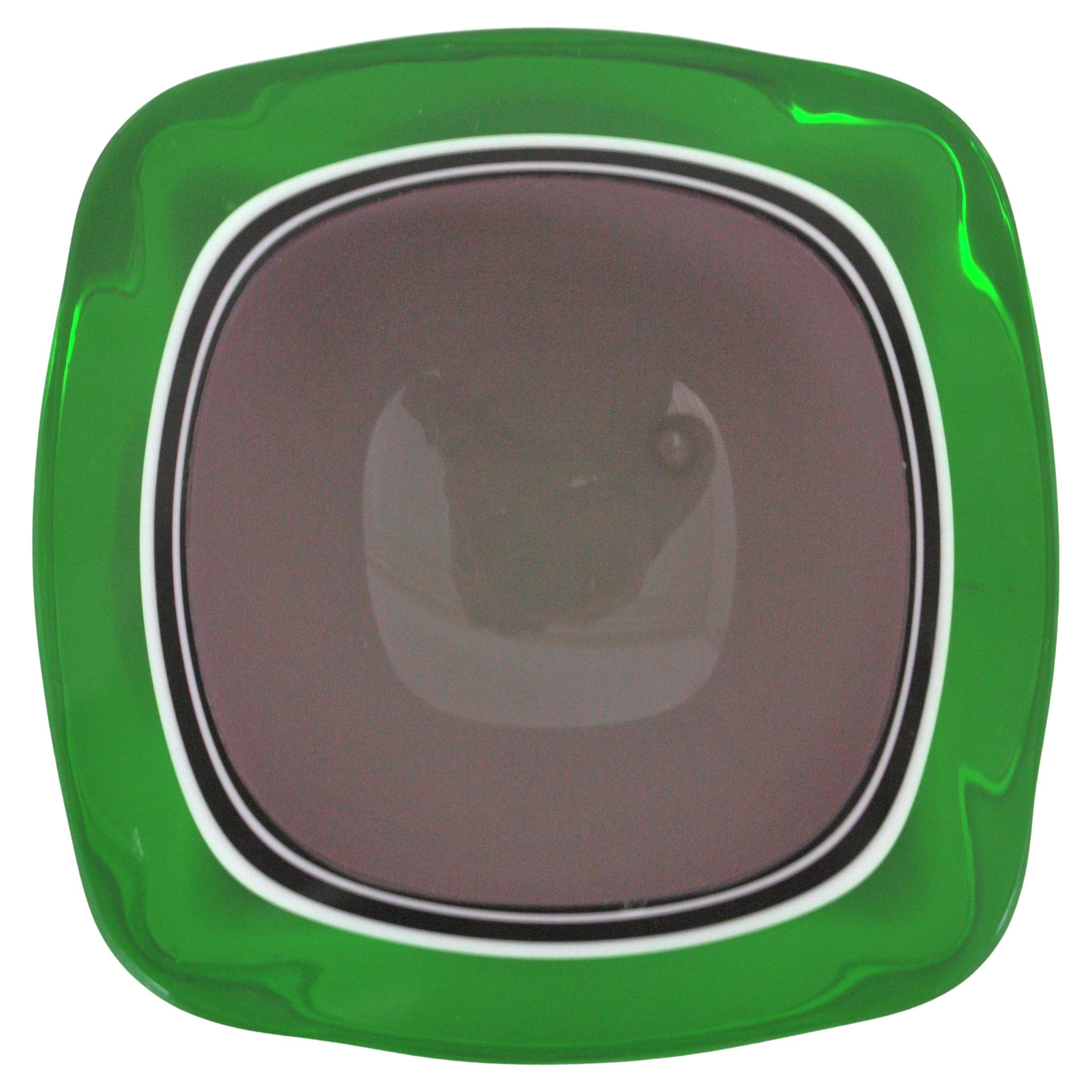 Bol à géode Sommerso en verre de Murano à 5 couches, vert, blanc et violet, Italie, années 1960.
Coupe en forme de géode carrée soufflée à la main à Murano, de couleur verte, avec intérieur en violet et couches de verre opalin blanc. 
Bol à cinq