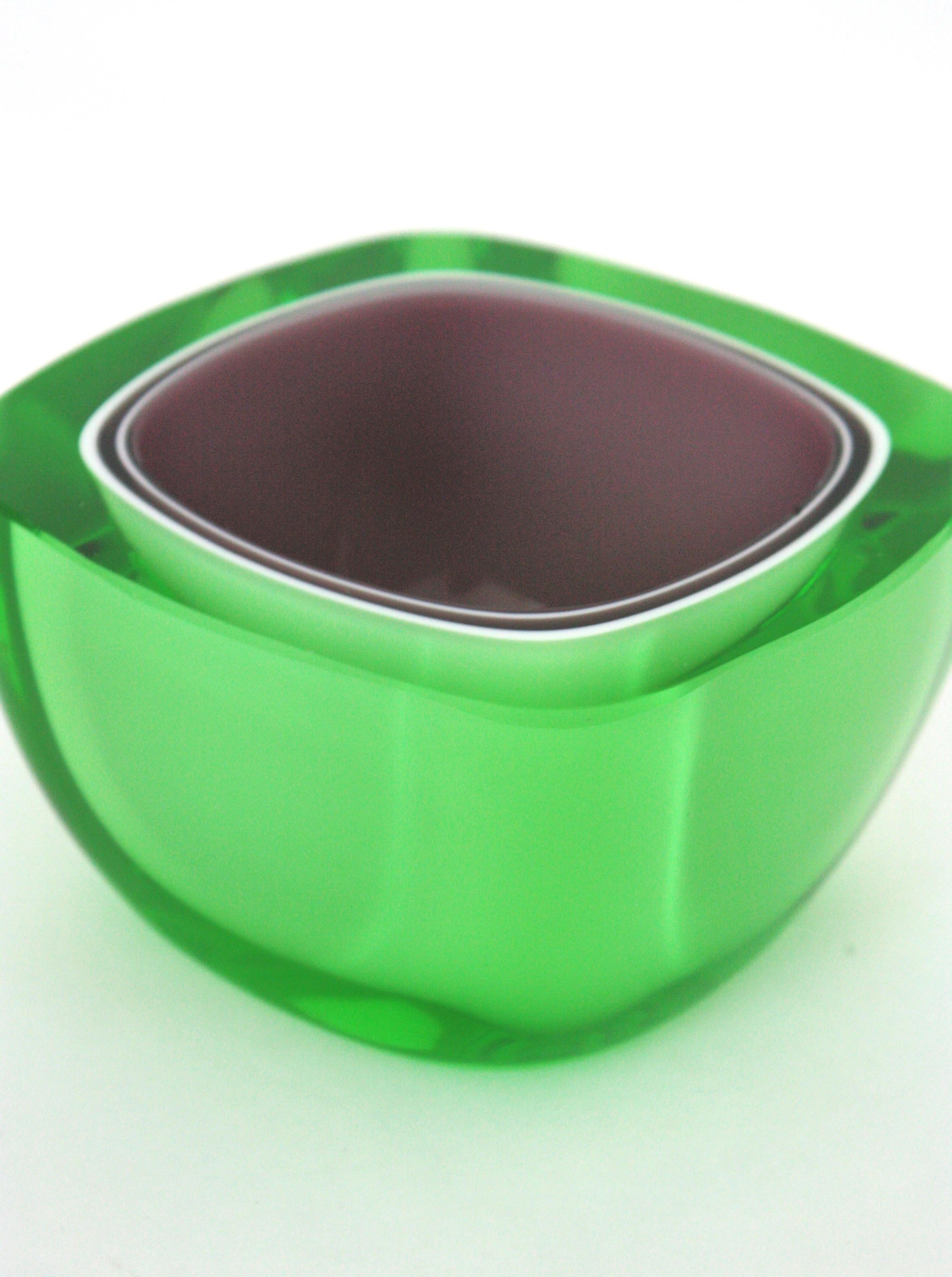 20ième siècle Flavio Poli Seguso Murano Lime Green Purple White Sommerso Geode Art Glass Bowl (bol en verre d'art) en vente