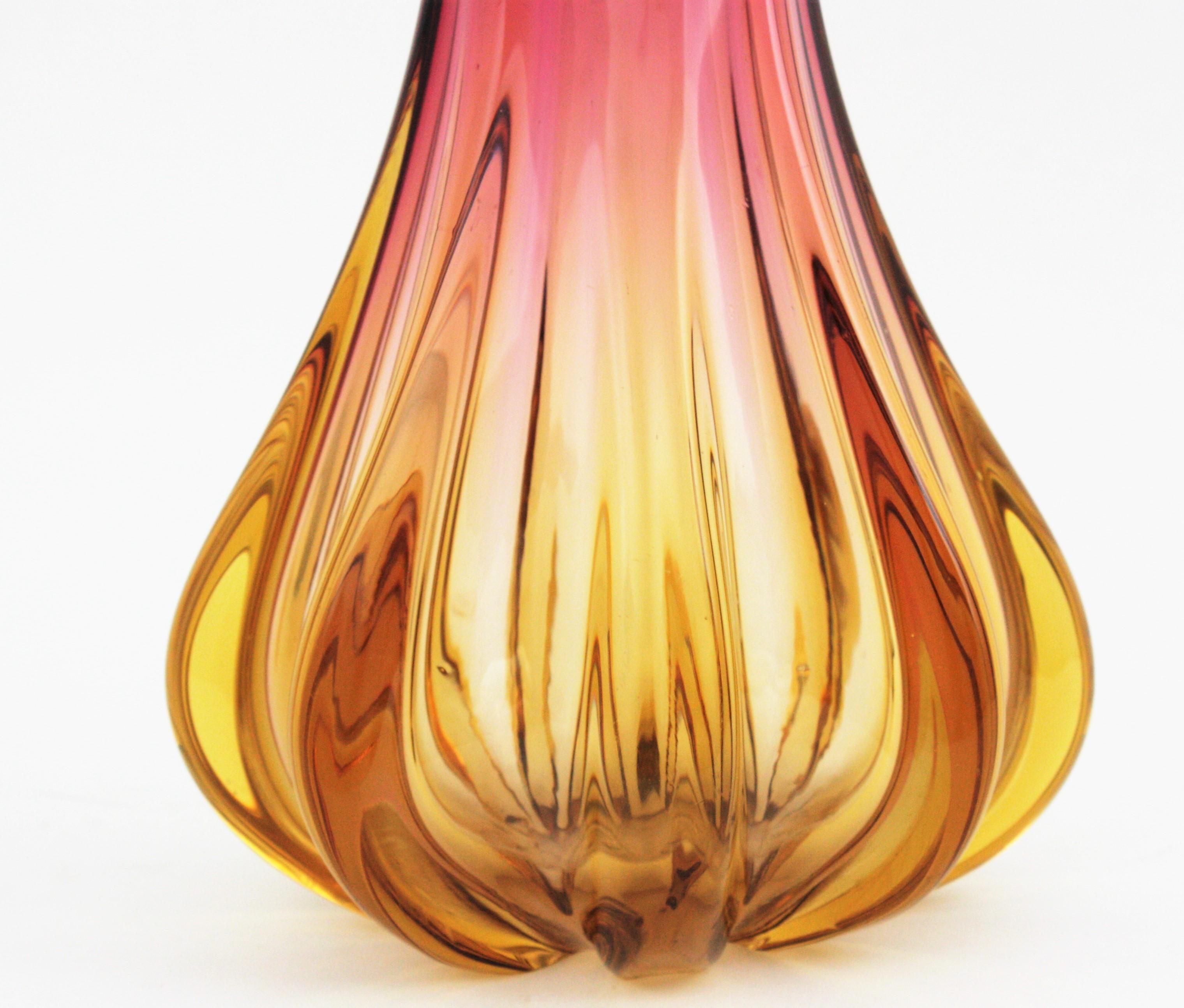 Vase aus geripptem Murano-Kunstglas von Flavio Poli Seguso in Rosa mit Bernstein, 1950er Jahre im Angebot 4