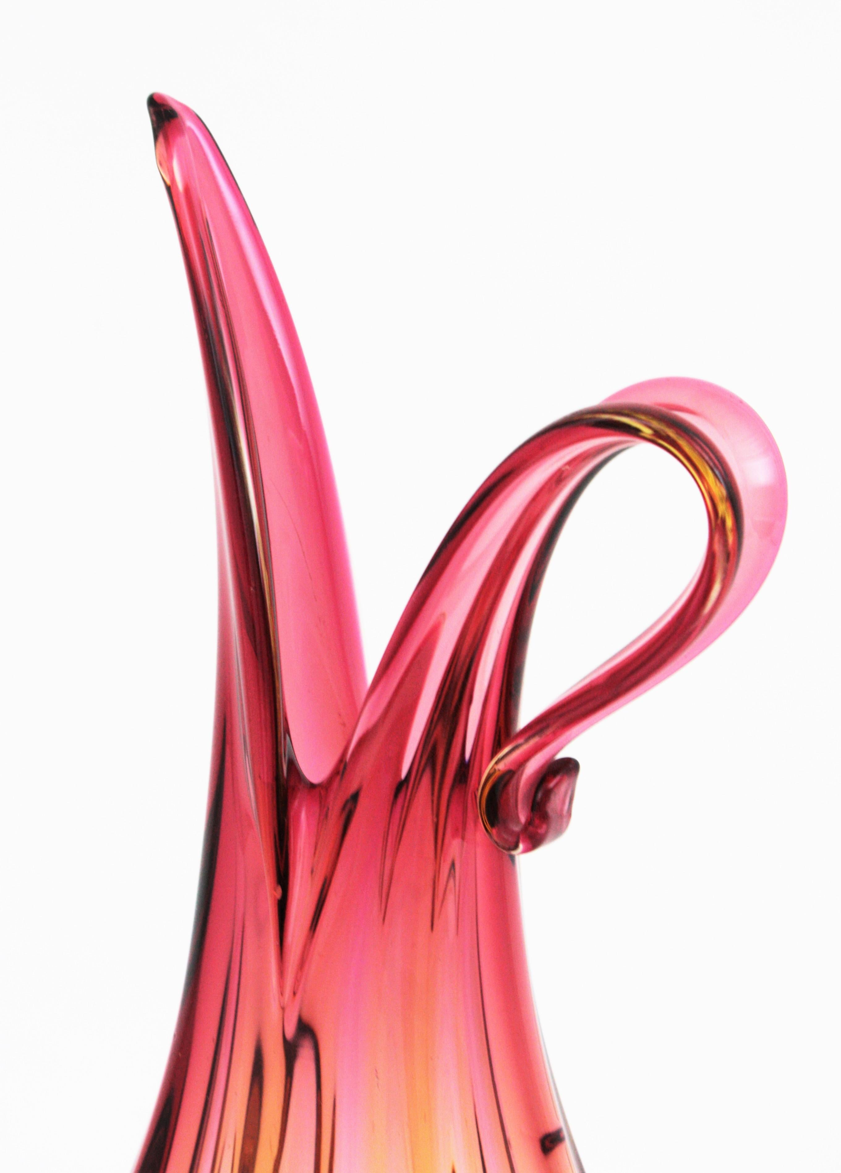 Vase aus geripptem Murano-Kunstglas von Flavio Poli Seguso in Rosa mit Bernstein, 1950er Jahre (Moderne der Mitte des Jahrhunderts) im Angebot
