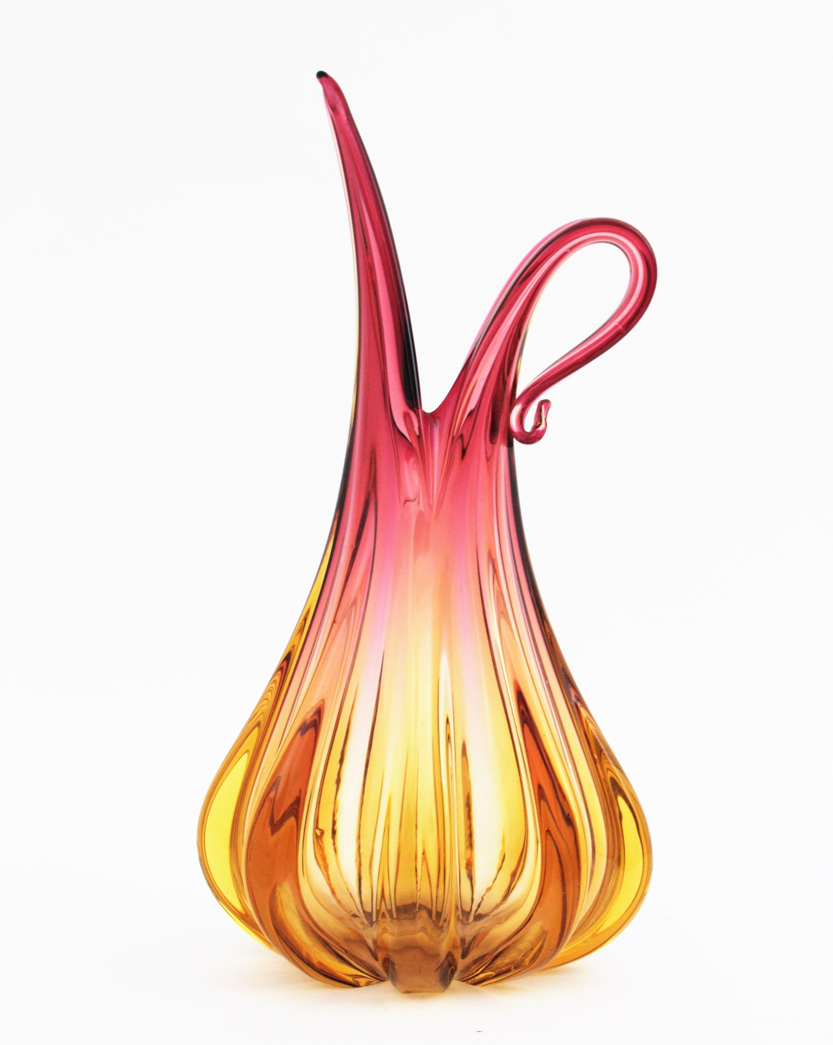 italien Vase en verre d'art Sommerso côtelé rose ambré de Murano de Flavio Poli Seguso, années 1950 en vente